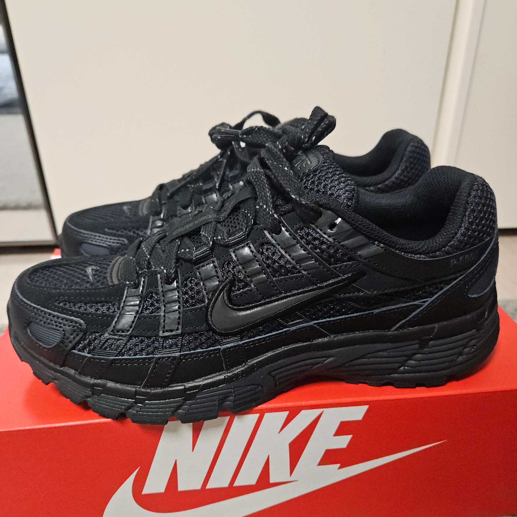 Nike P-6000 PRM Triple Black 착용 스타일 - 2