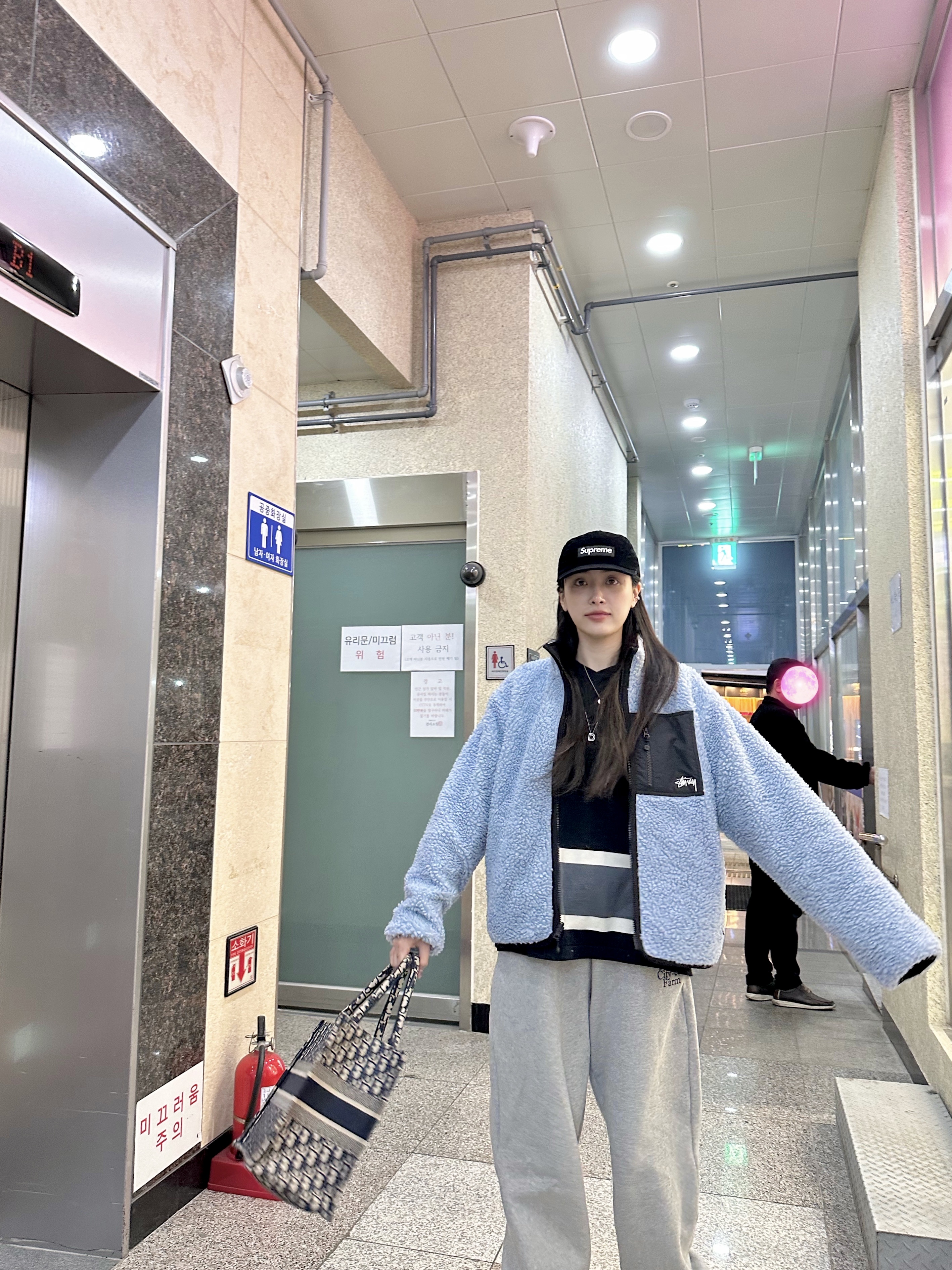 Stussy Sherpa Reversible Jacket Light Denim, Supreme Corduroy Camp Cap Black - 23FW 착용 스타일 - 3