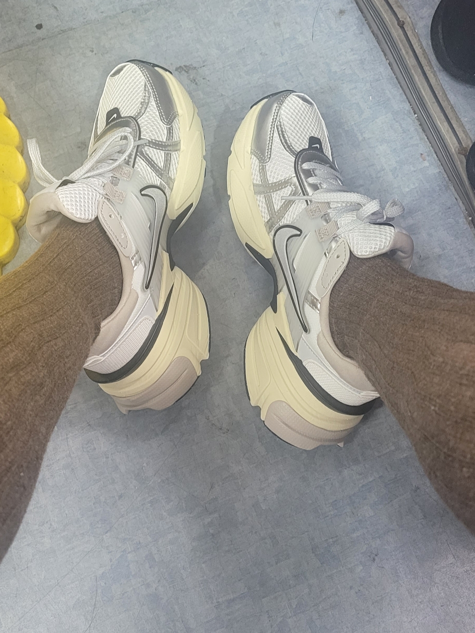 Nike V2K Run Summit White Metallic Silver 착용 스타일 - 2