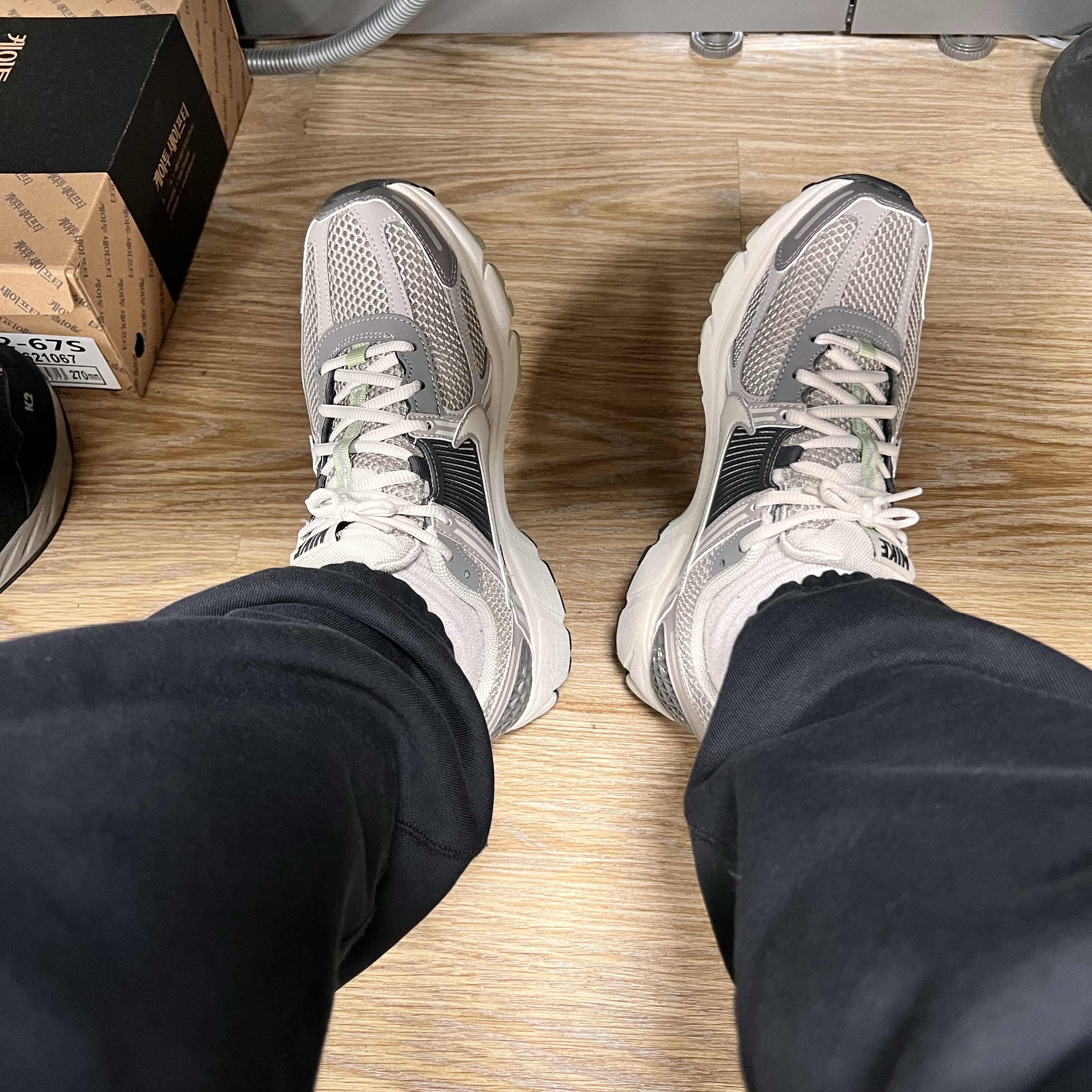 (W) Nike Zoom Vomero 5 Cobblestone and Flat Pewter 착용 스타일