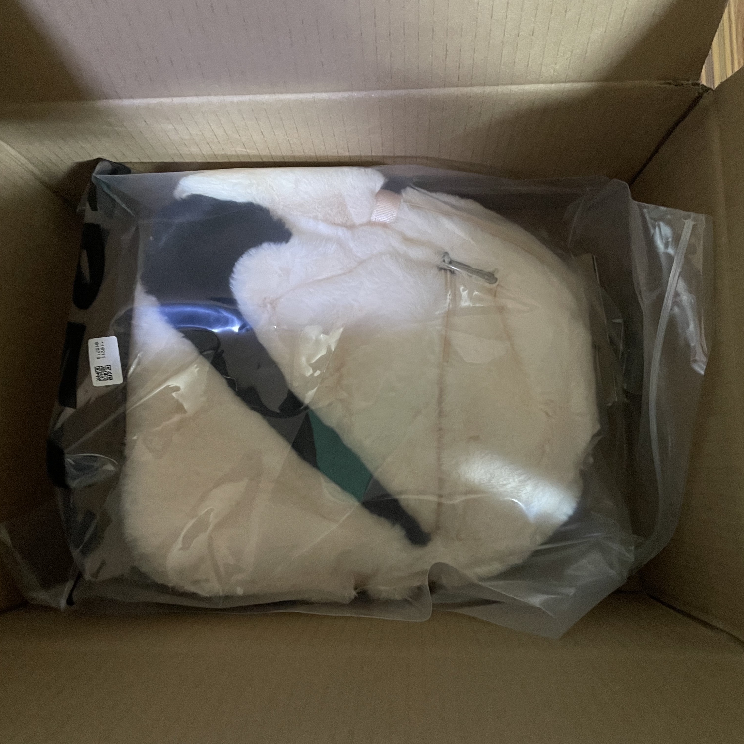 Nike NSW Futura 365 Faux Fur Mini Backpack Guava Ice Black 착용 스타일 - 1
