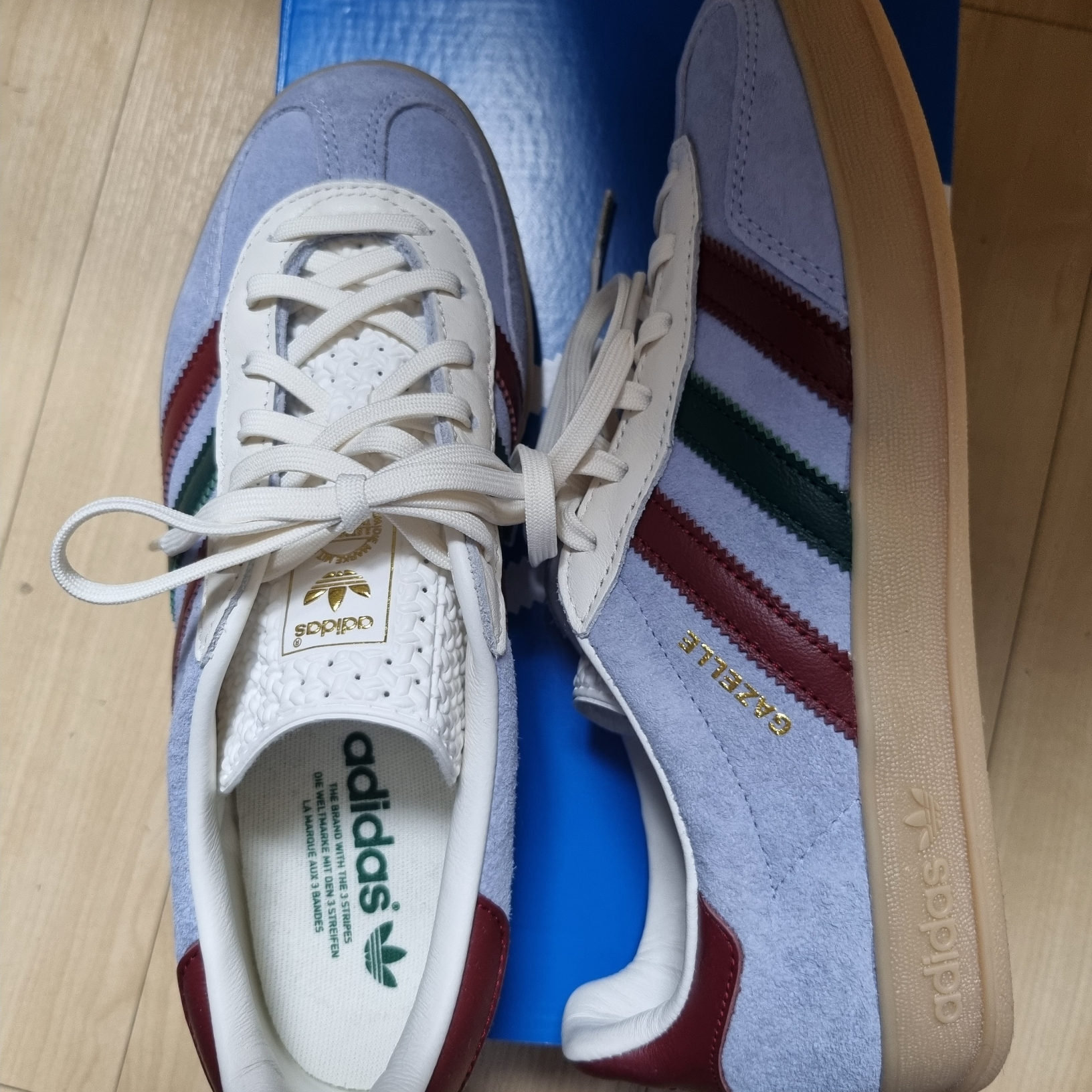 Adidas Gazelle Indoor Blue Dawn Collegiate Burgundy 착용 스타일