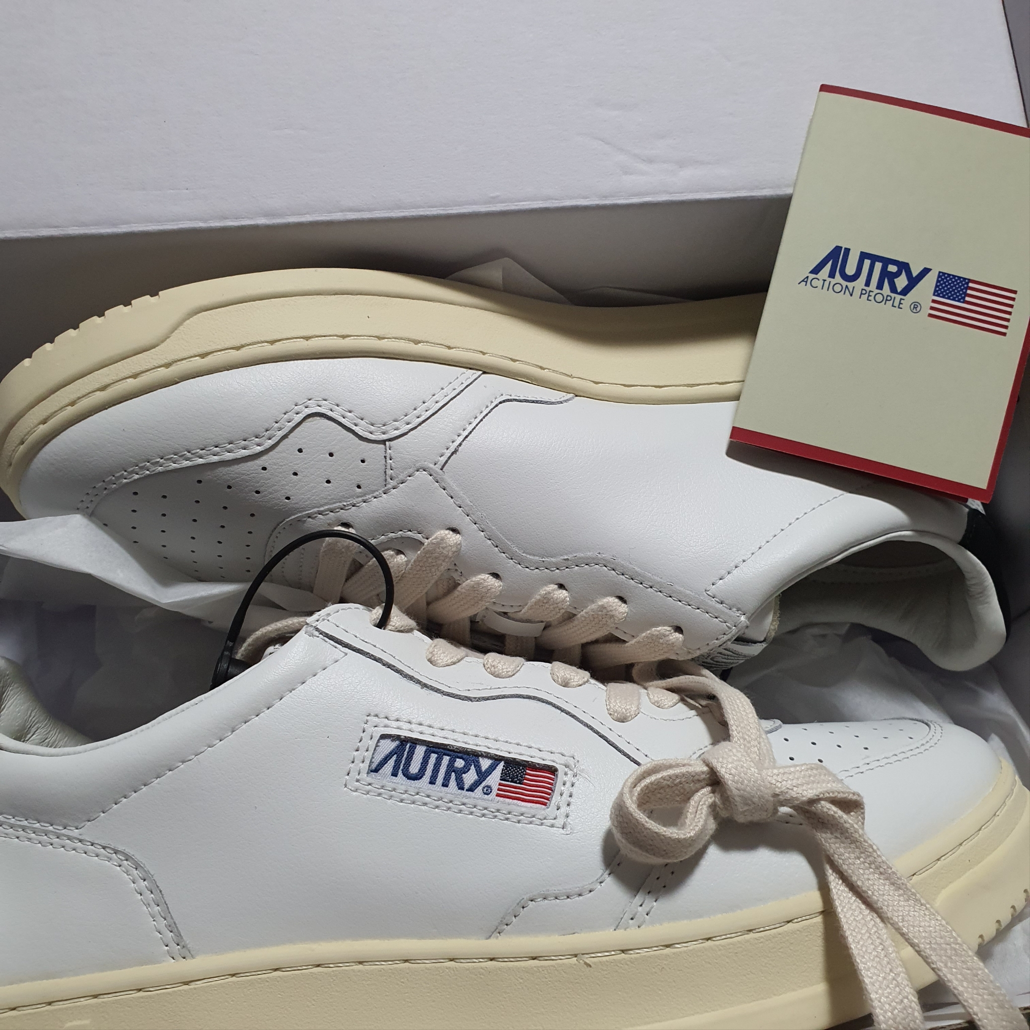 Autry Medalist Low Leather Sneakers White Black 착용 스타일