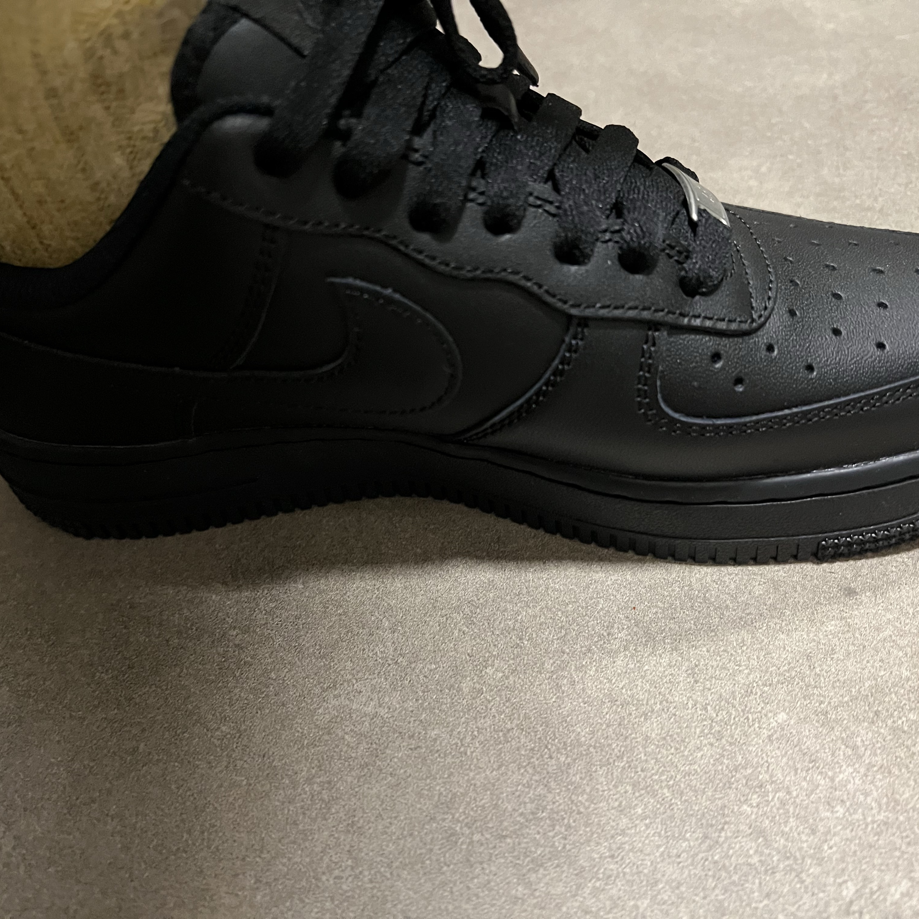 (W) Nike Air Force 1 '07 Low Triple Black 착용 스타일 - 1