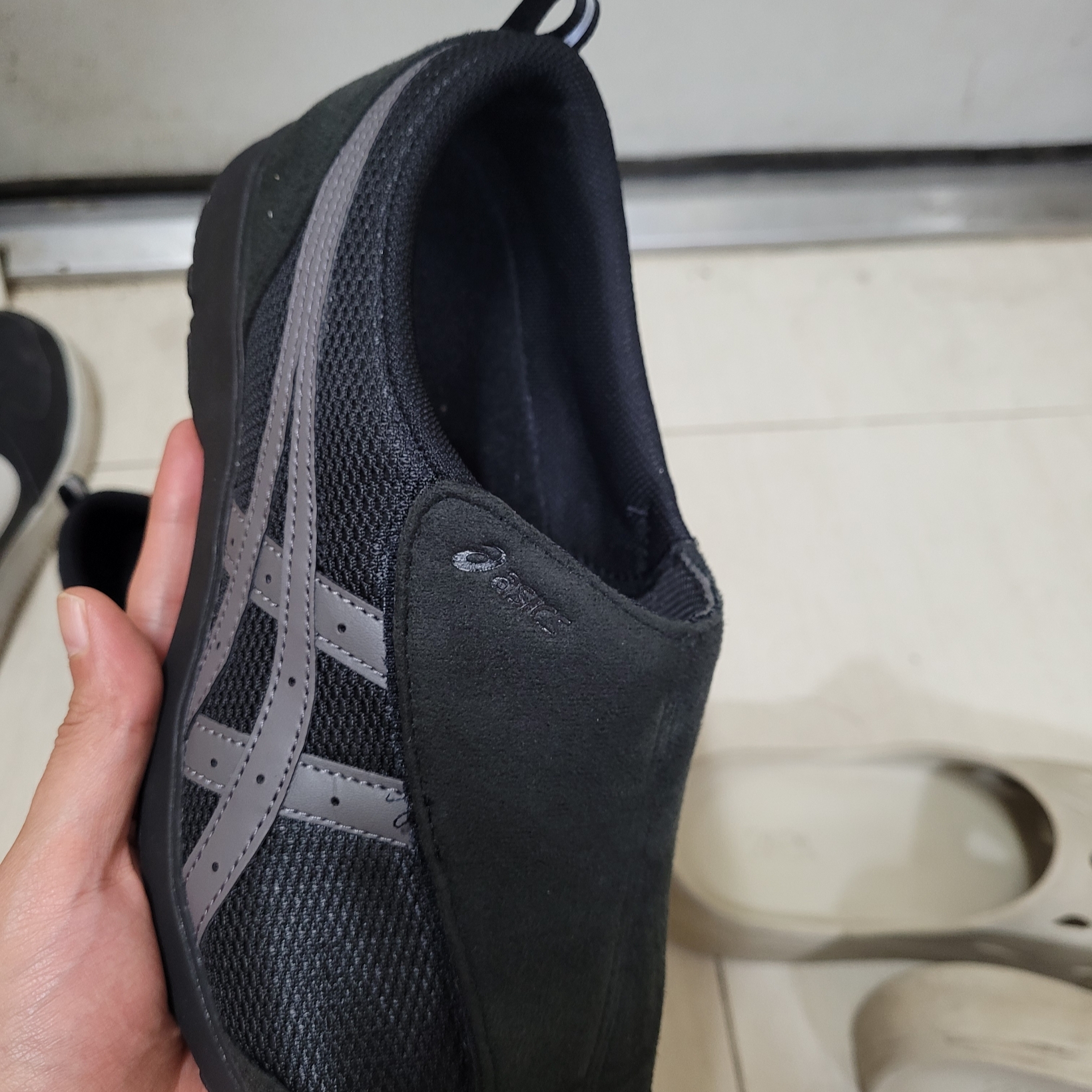 Asics Life Walker 101 Black Charcoal Grey - 3E Wide 착용 스타일 - 2