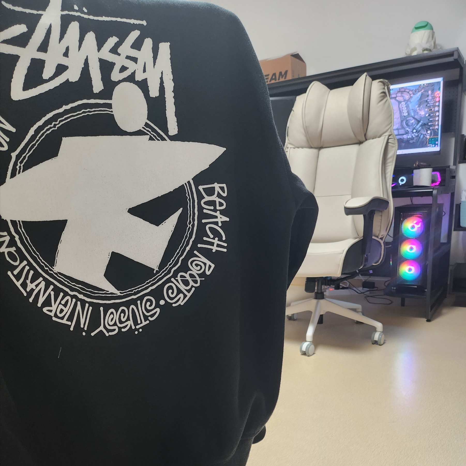 Stussy Beach Roots Hoodie Black 착용 스타일