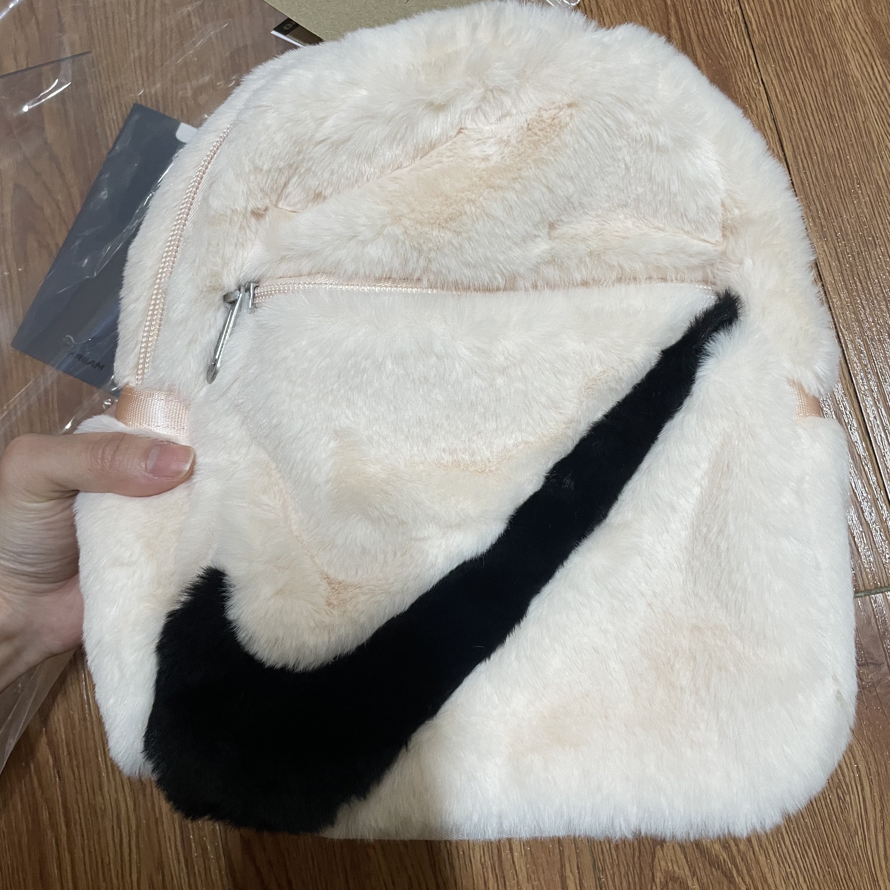 Nike NSW Futura 365 Faux Fur Mini Backpack Guava Ice Black 착용 스타일 - 2