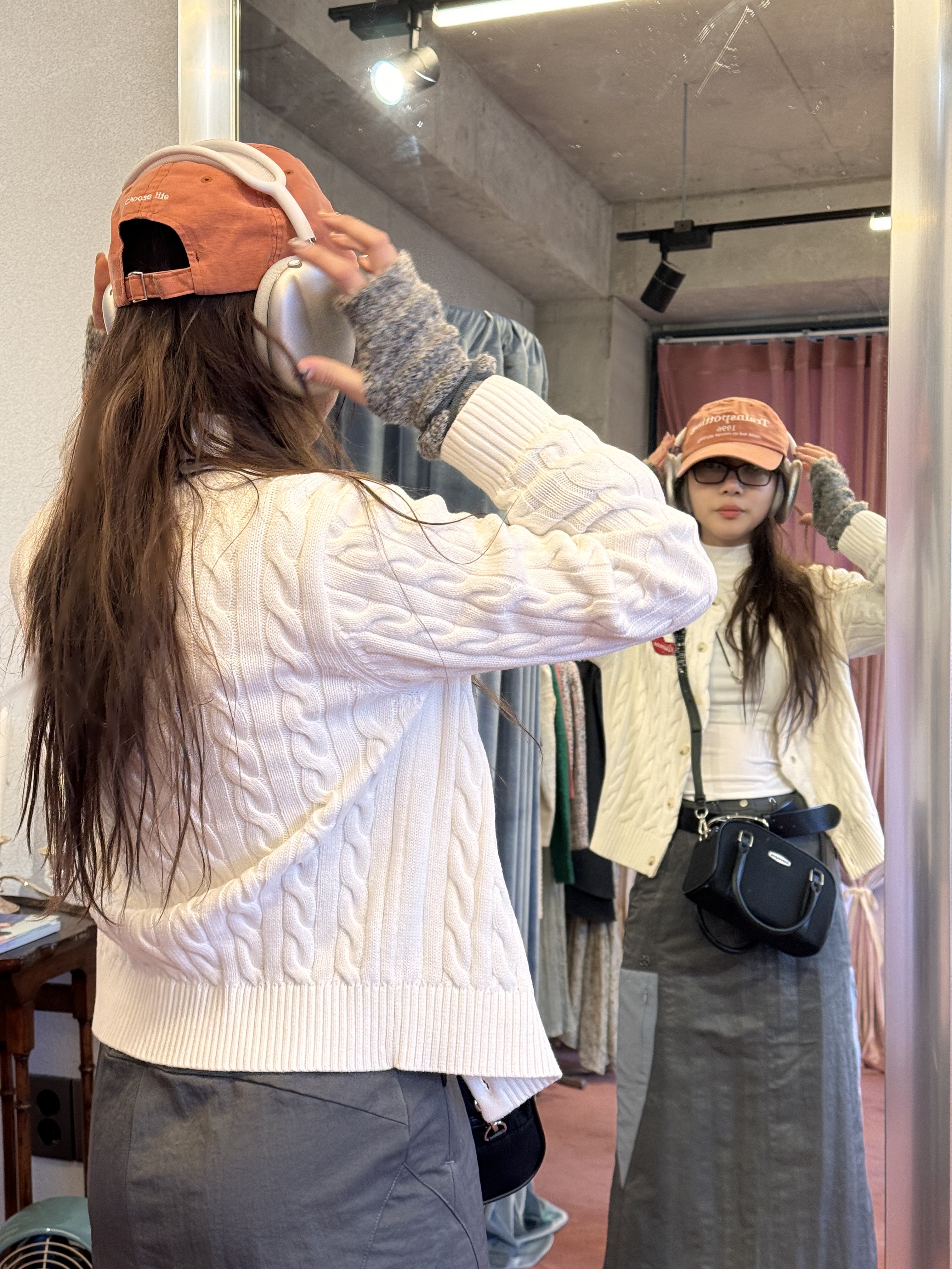 Apple AirPods Max Lightning Silver (Korean Ver.), (W) UGG Classic Short II Boots Chestnut 착용 스타일 - 4