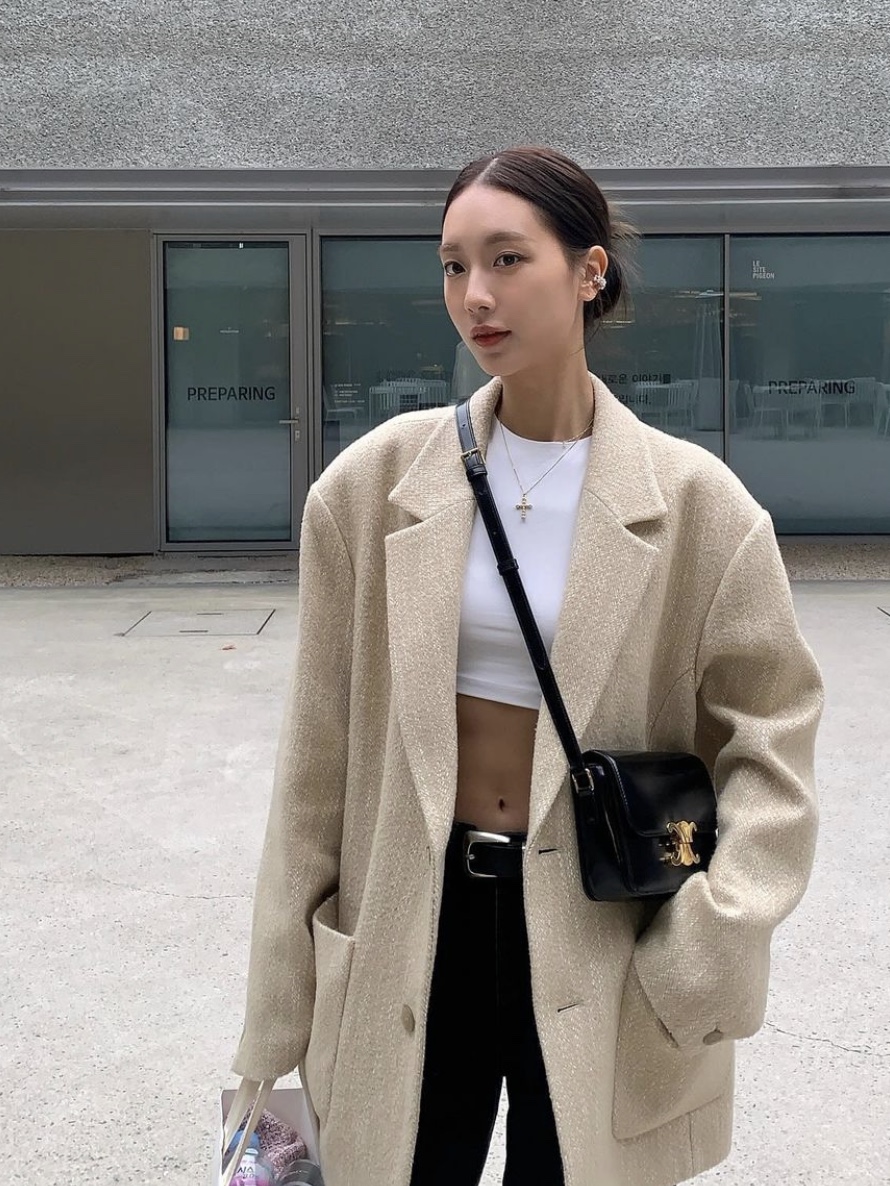 Celine Teen Triomphe Bag in Shiny Calfskin Black 착용 스타일