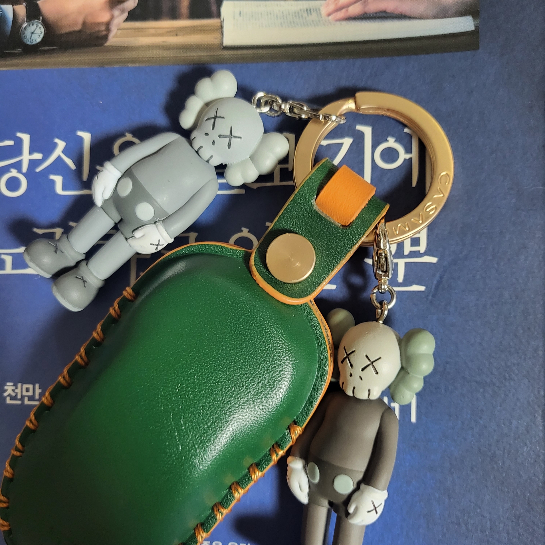 Kaws Tokyo First Companion Keychain Brown, Kaws Tokyo First Companion Keychain Grey 착용 스타일 - 1