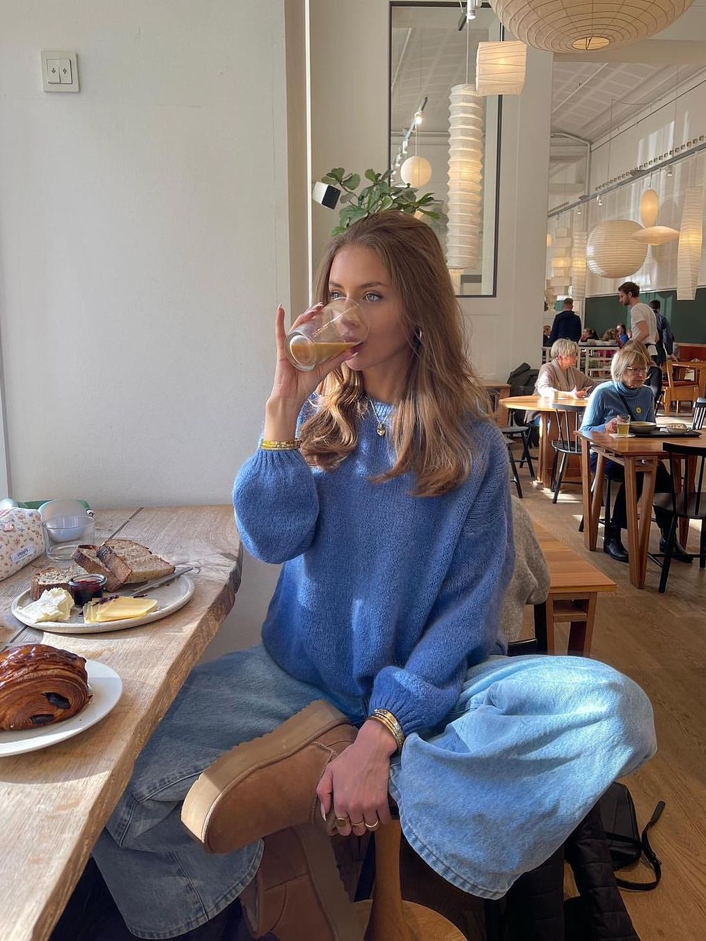 En Or Women Lambs Wool Round Knit Blue 착용 스타일 - 4