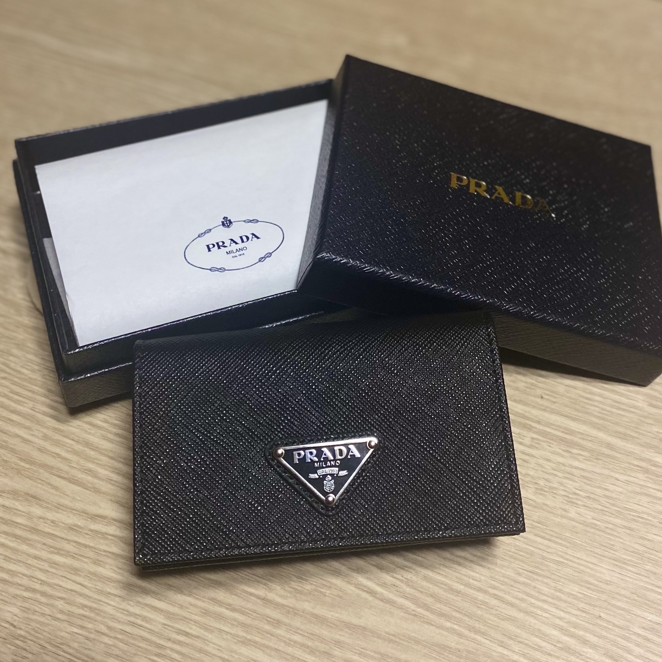 Prada Saffiano Leather Triangle Logo Card Holder Black Silver 착용 스타일 - 1