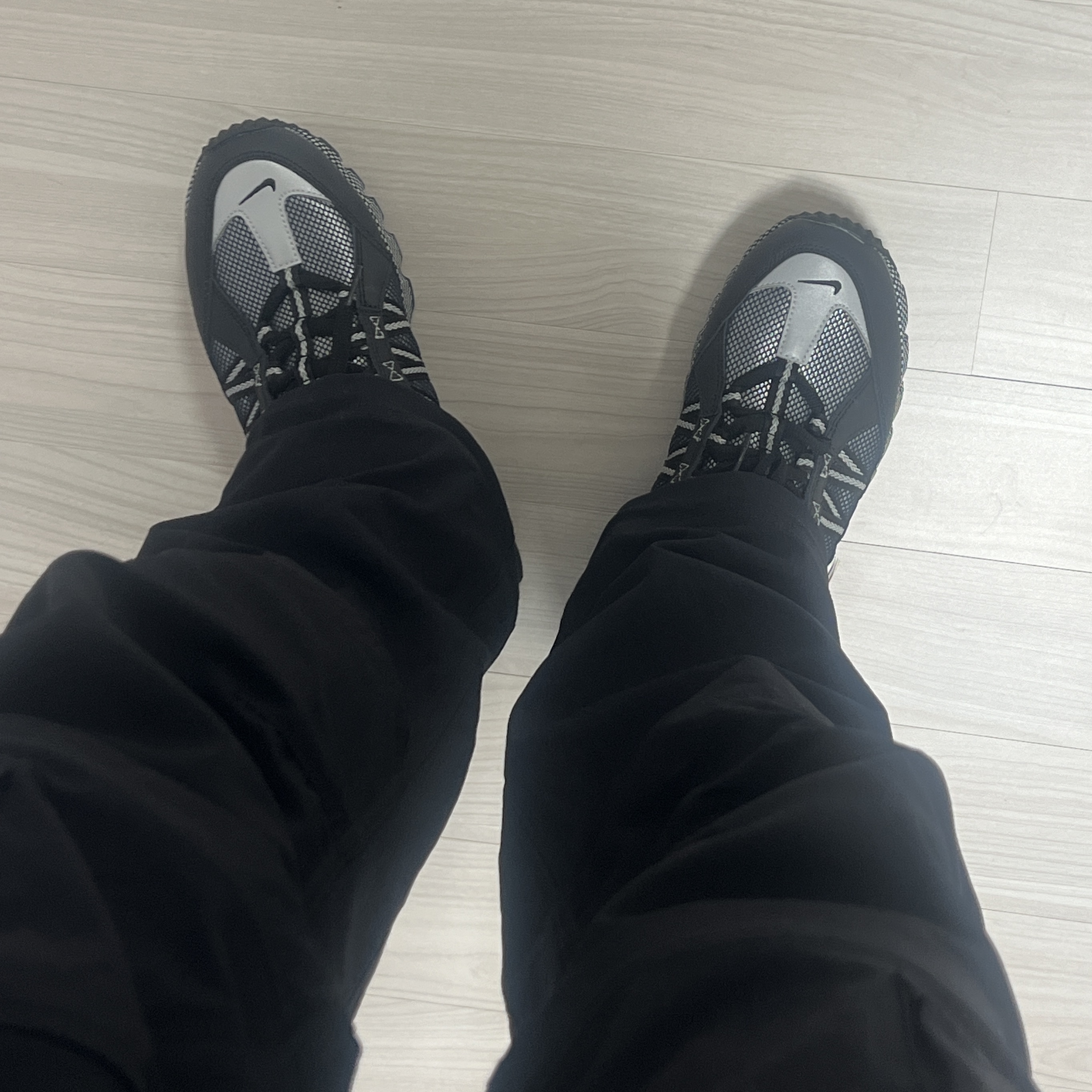 Nike Air Humara Black and Metallic Silver, Nike ACG Smith Summit Cargo Pants Black - US/EU 착용 스타일 - 3