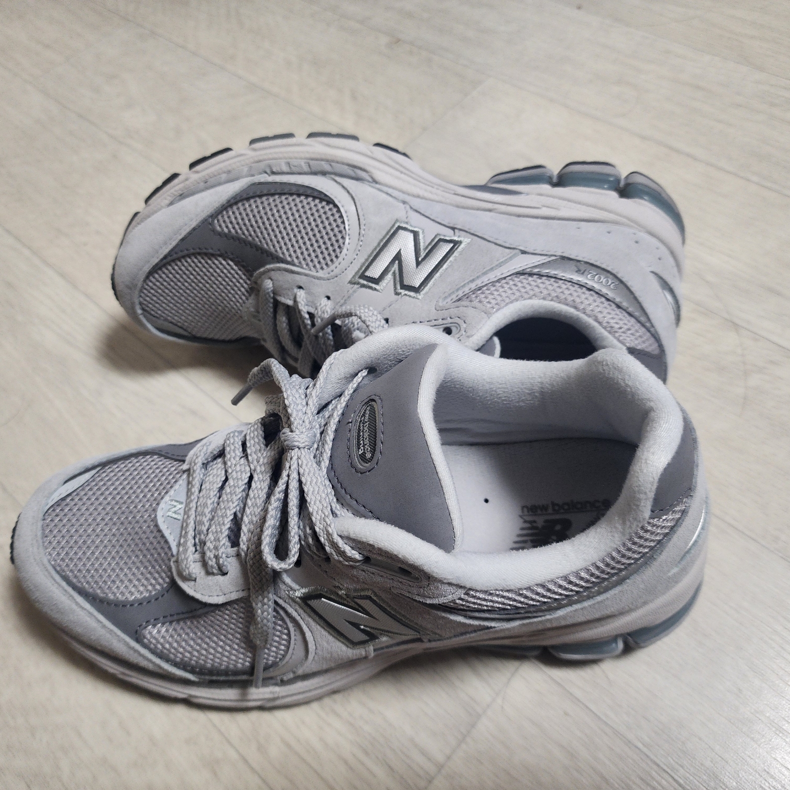 New Balance 2002R T2 Gray 착용 스타일 - 3
