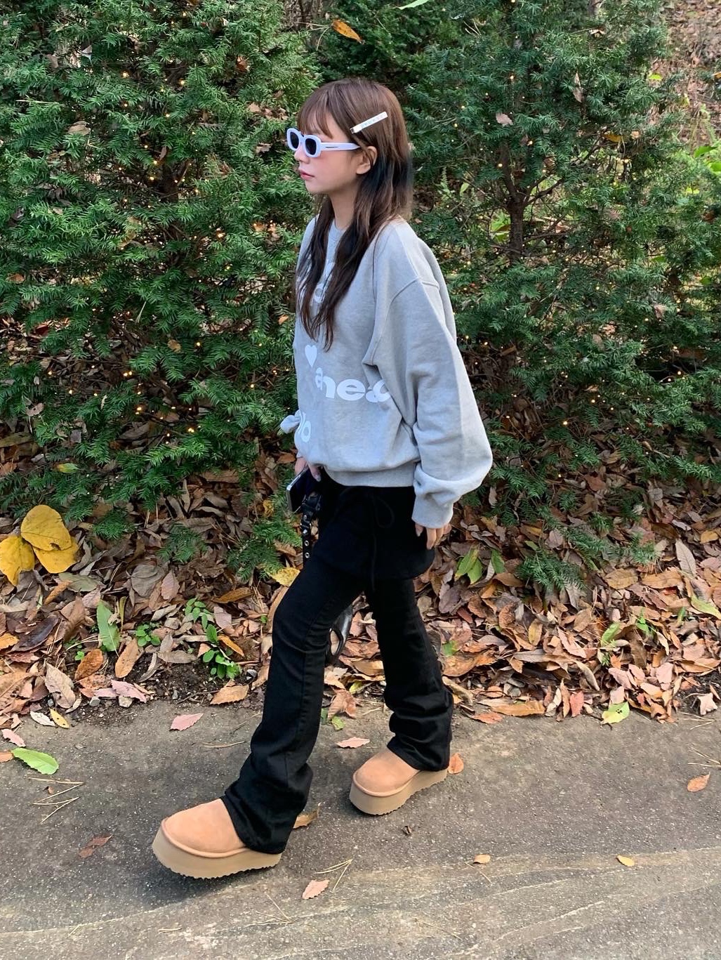 (W) UGG Classic Mini Platform Boots Chestnut, Balenciaga Arena Lambskin Le Cagole XS Shoulder Bag Black 착용 스타일 - 2