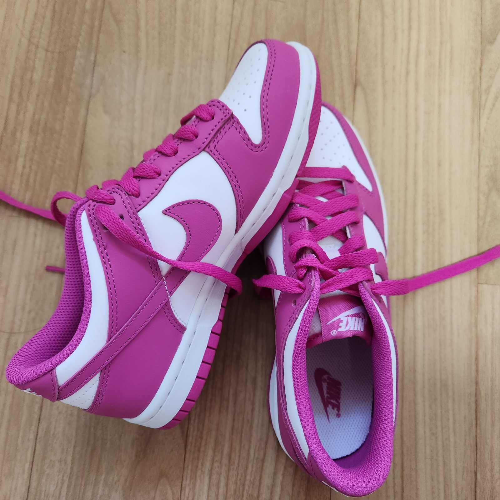 (GS) Nike Dunk Low White Active Fuchsia 착용 스타일 - 1