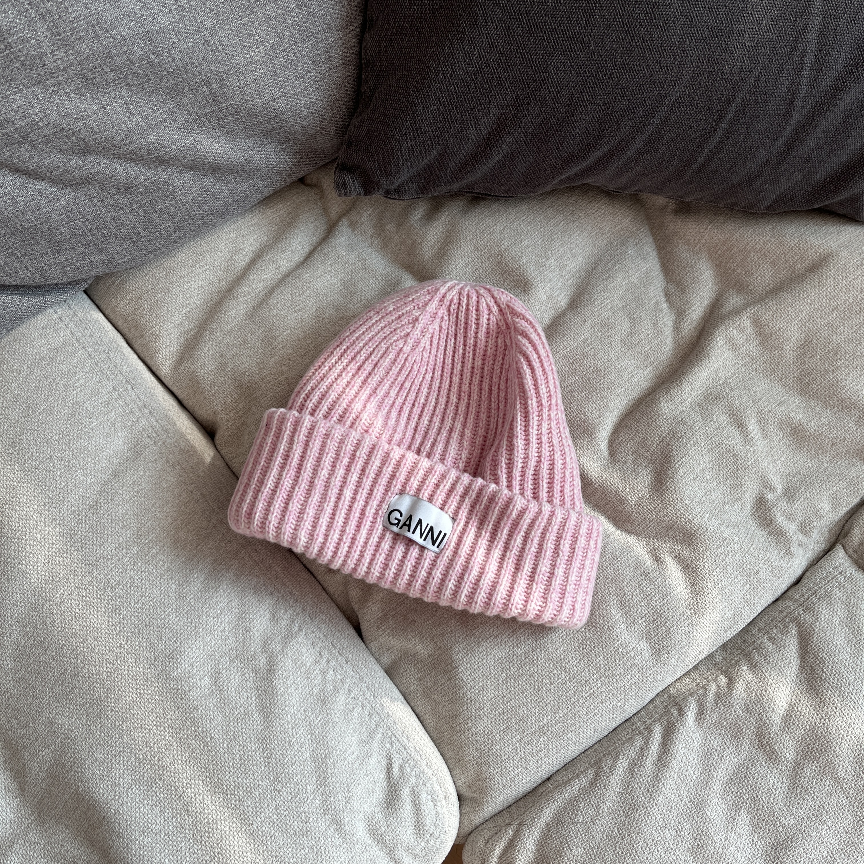 Ganni Wool Beanie Lilac Sachet 착용 스타일