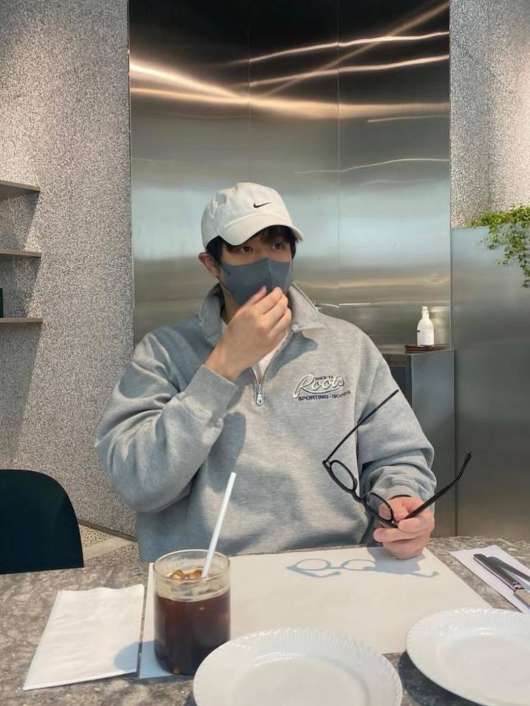 Malbon Golf x Nike Dri-Fit Legacy 91 Tech Cap White, Nike Dri-Fit Legacy 91 Golf Cap Black 착용 스타일 - 2