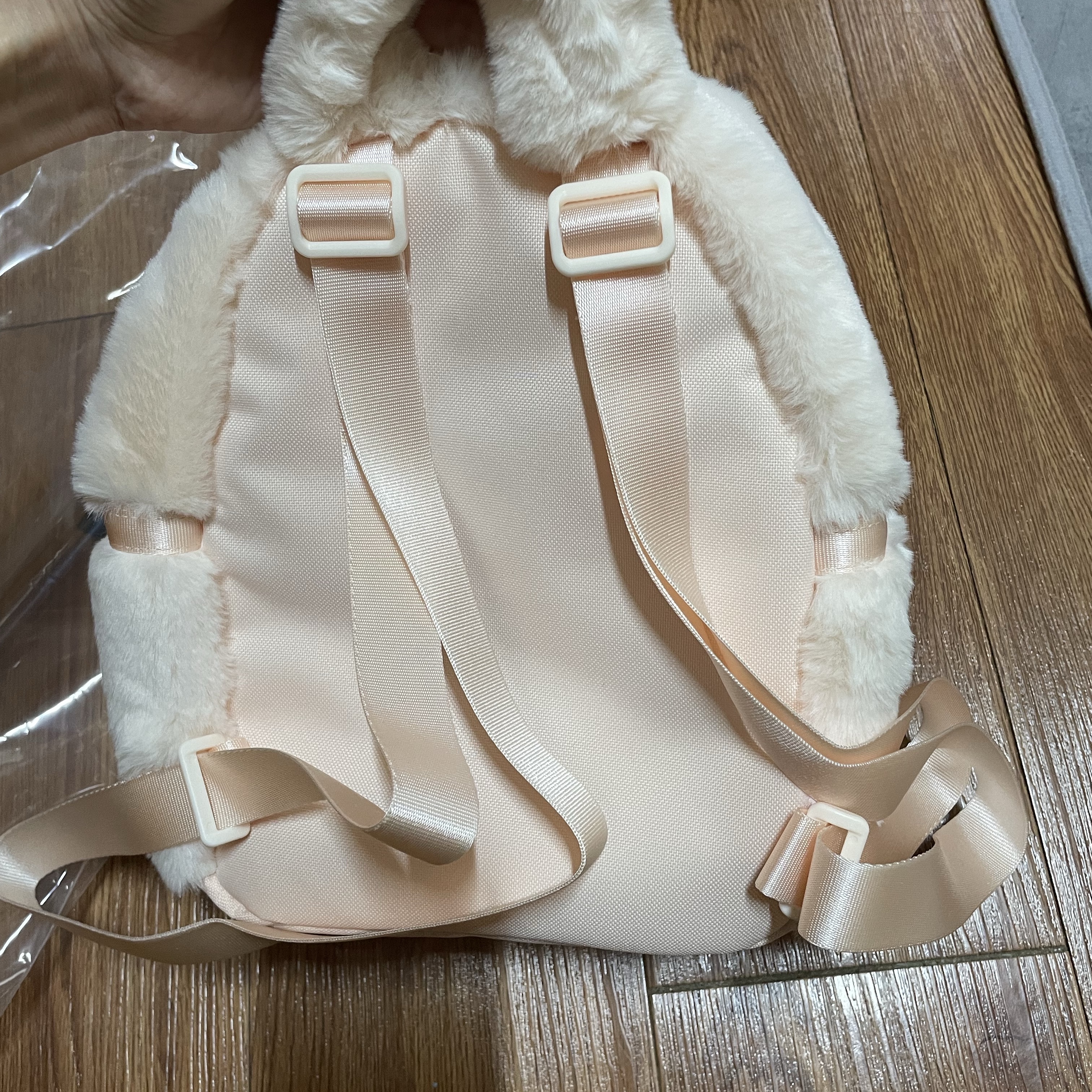 Nike NSW Futura 365 Faux Fur Mini Backpack Guava Ice Black 착용 스타일 - 3