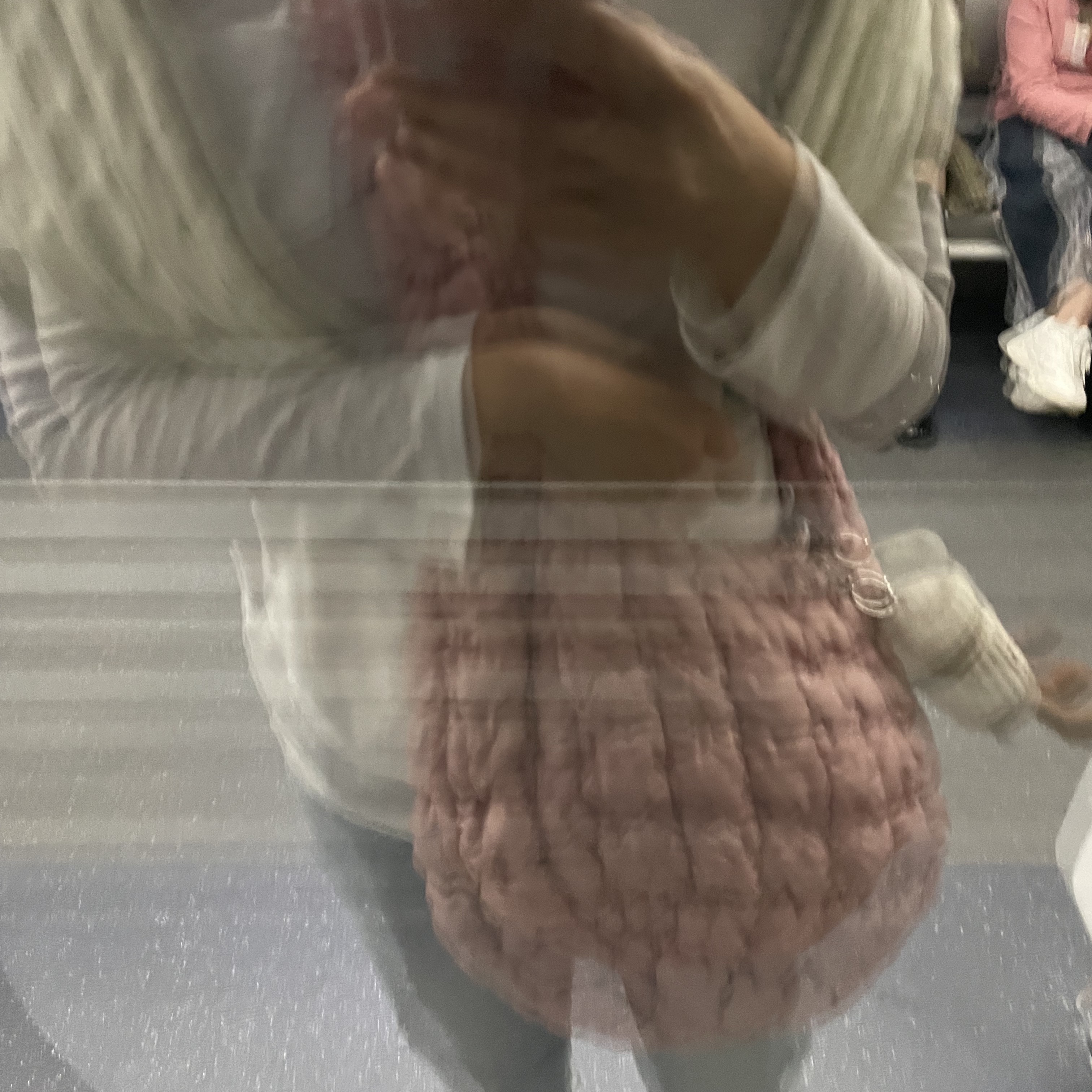COS Quilted Messenger Bag Pink, Jellycat Amuseable Coffee To Go Bag Cham Beige 착용 스타일