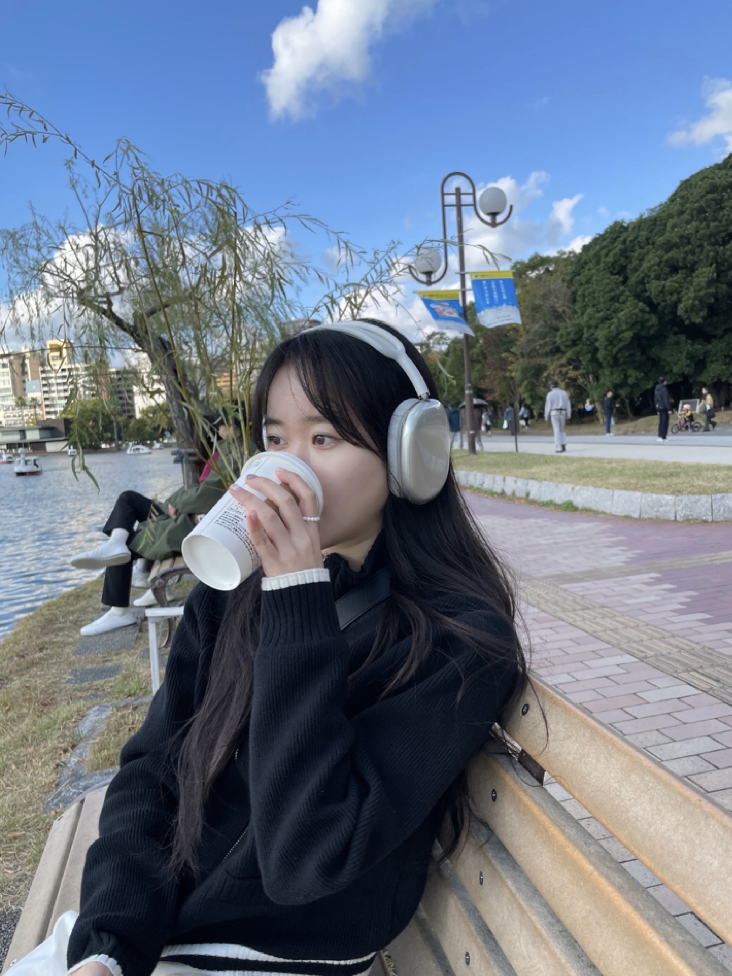 Apple AirPods Max Lightning Silver (Korean Ver.), Matin Kim Spell Point Stripe Knit Cardigan Black 착용 스타일 - 1