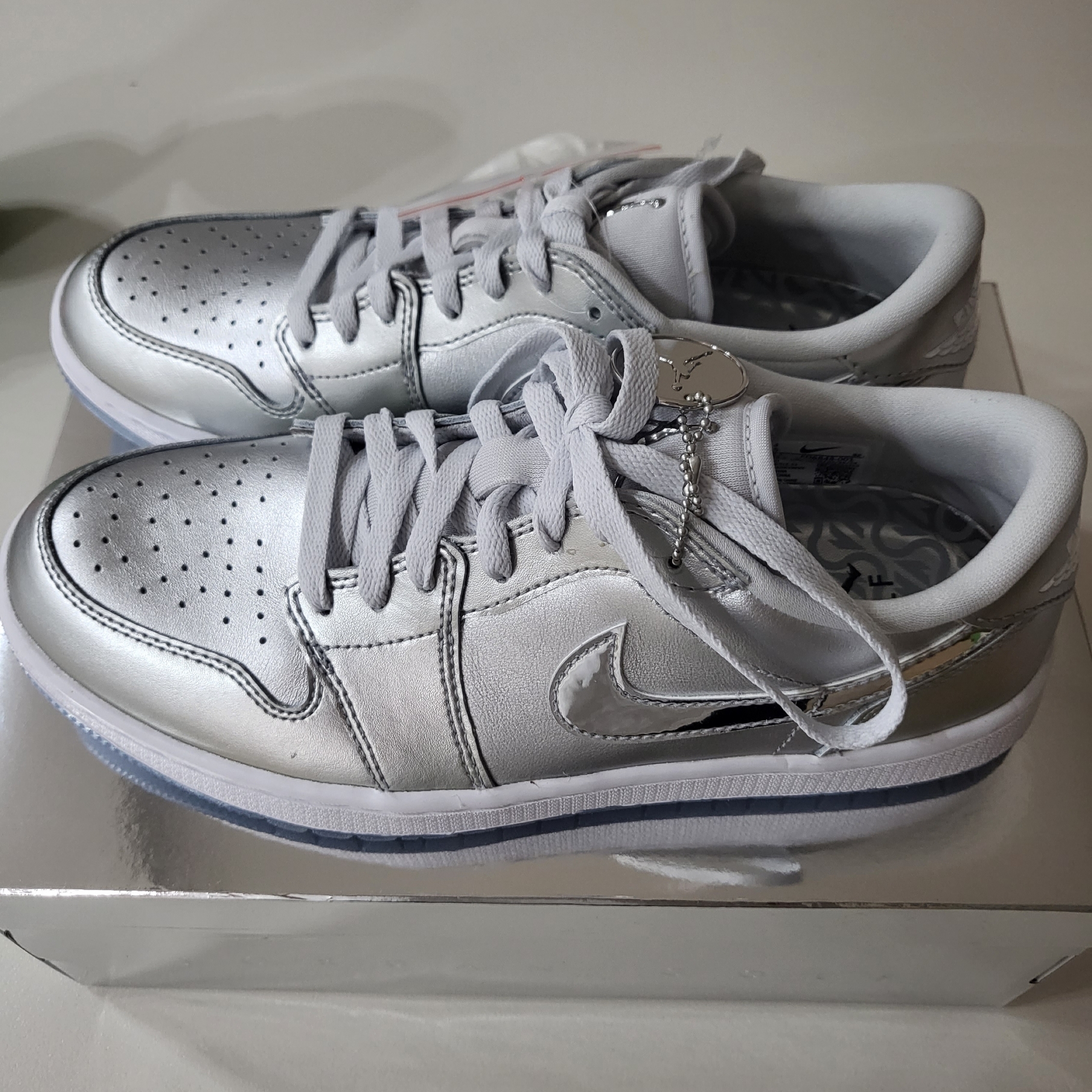 Jordan 1 Low Golf NRG Metallic Silver Photon Dust 착용 스타일