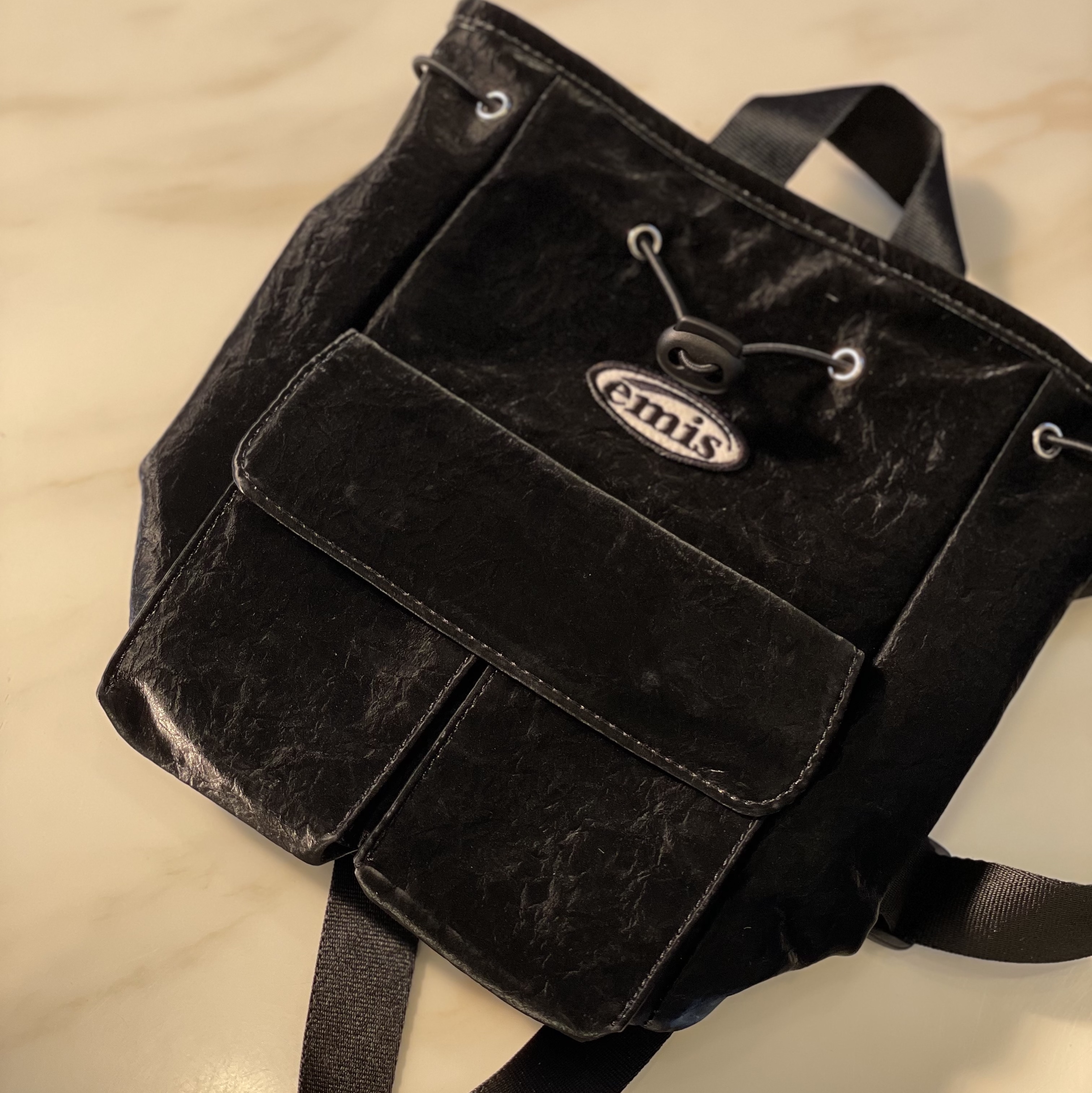 Emis Mini Wappen Pocket Backpack Black 착용 스타일