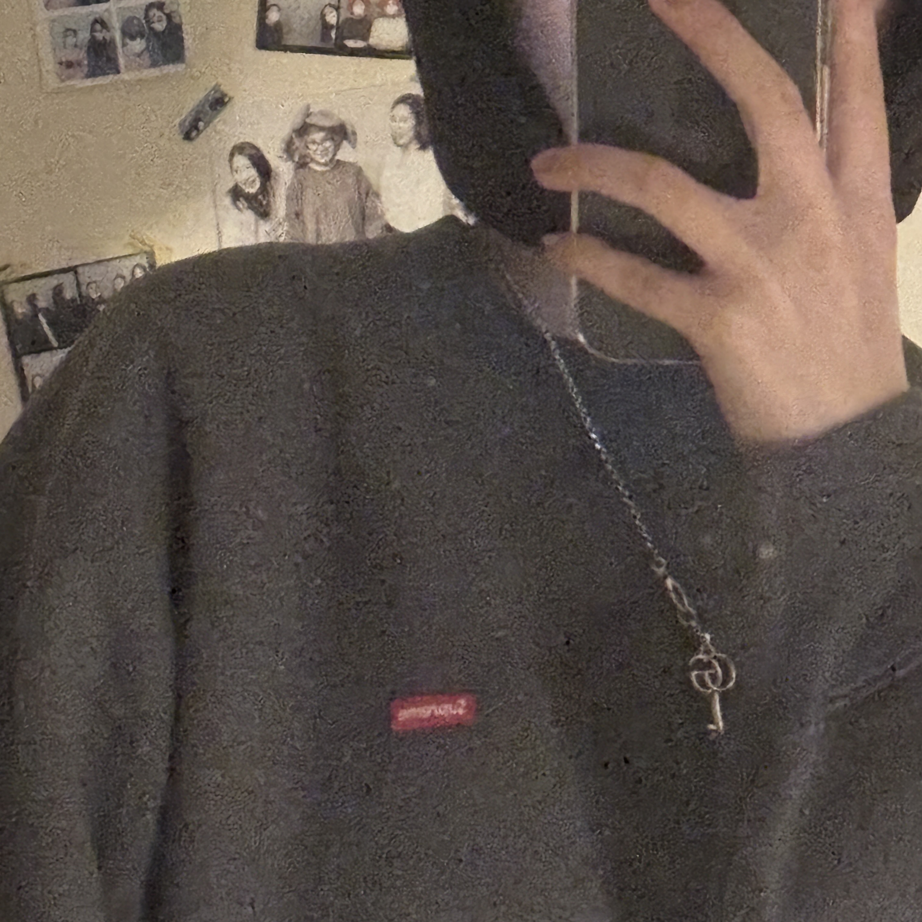 Supreme Small Box Crewneck Charcoal - 23FW 착용 스타일