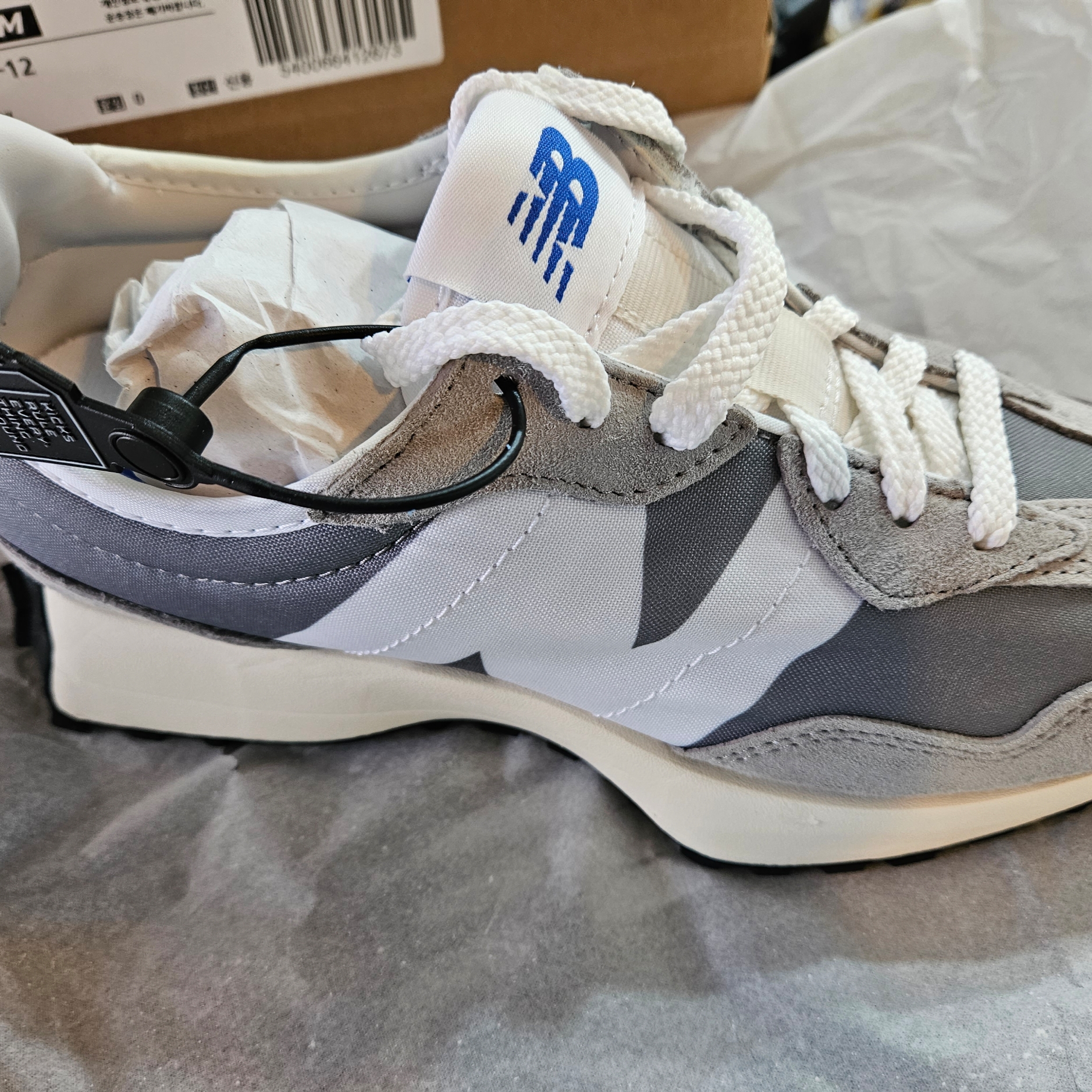 New Balance 327 Grey 착용 스타일