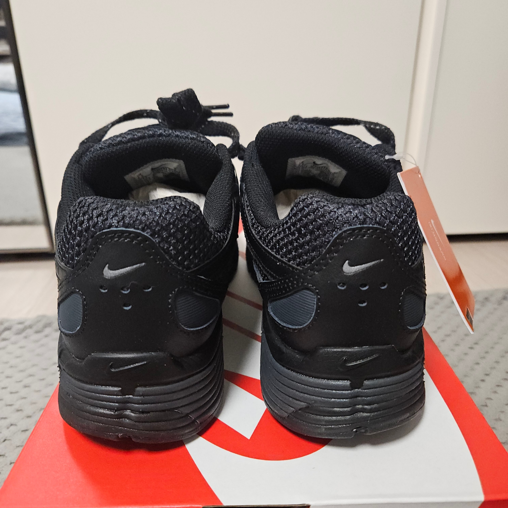 Nike P-6000 PRM Triple Black 착용 스타일 - 3