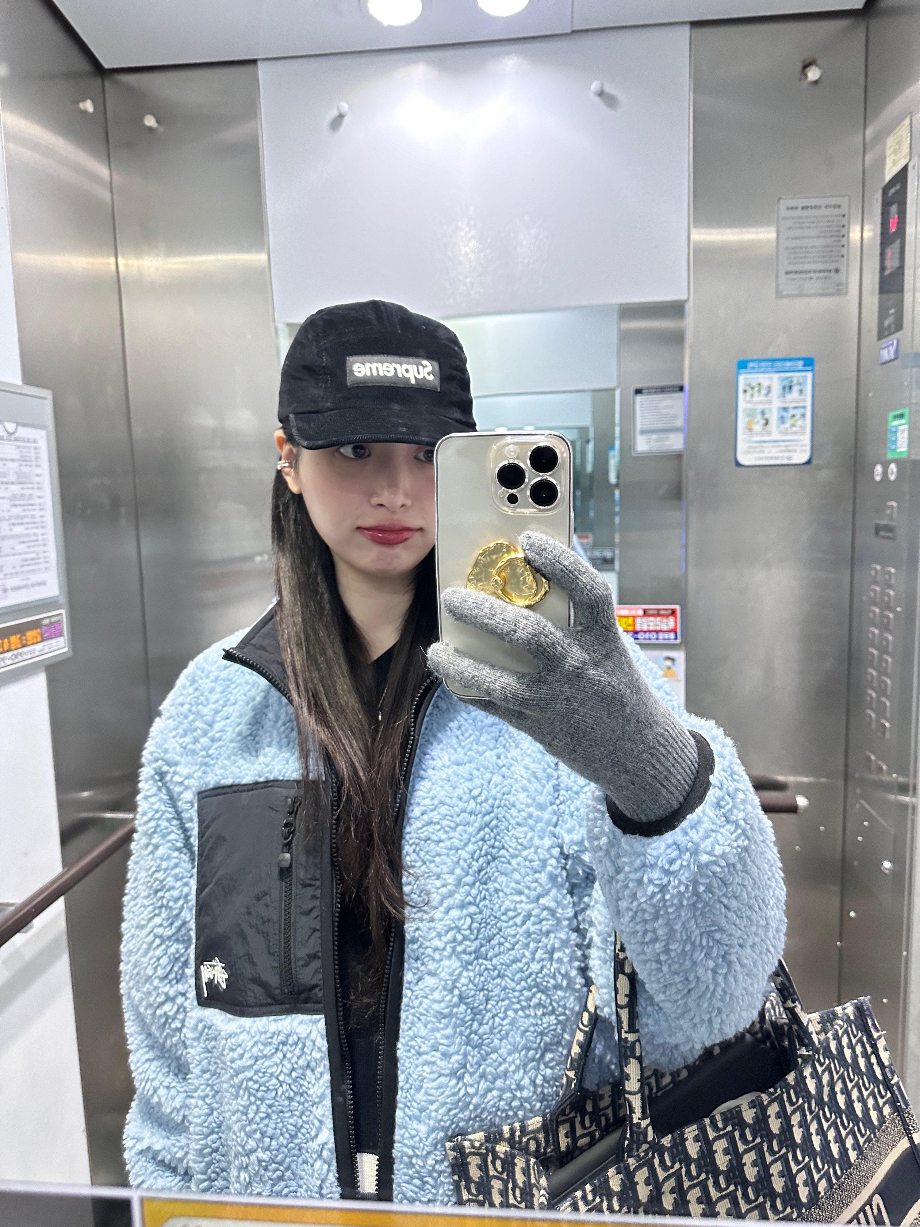 Stussy Sherpa Reversible Jacket Light Denim, Supreme Corduroy Camp Cap Black - 23FW 착용 스타일 - 1