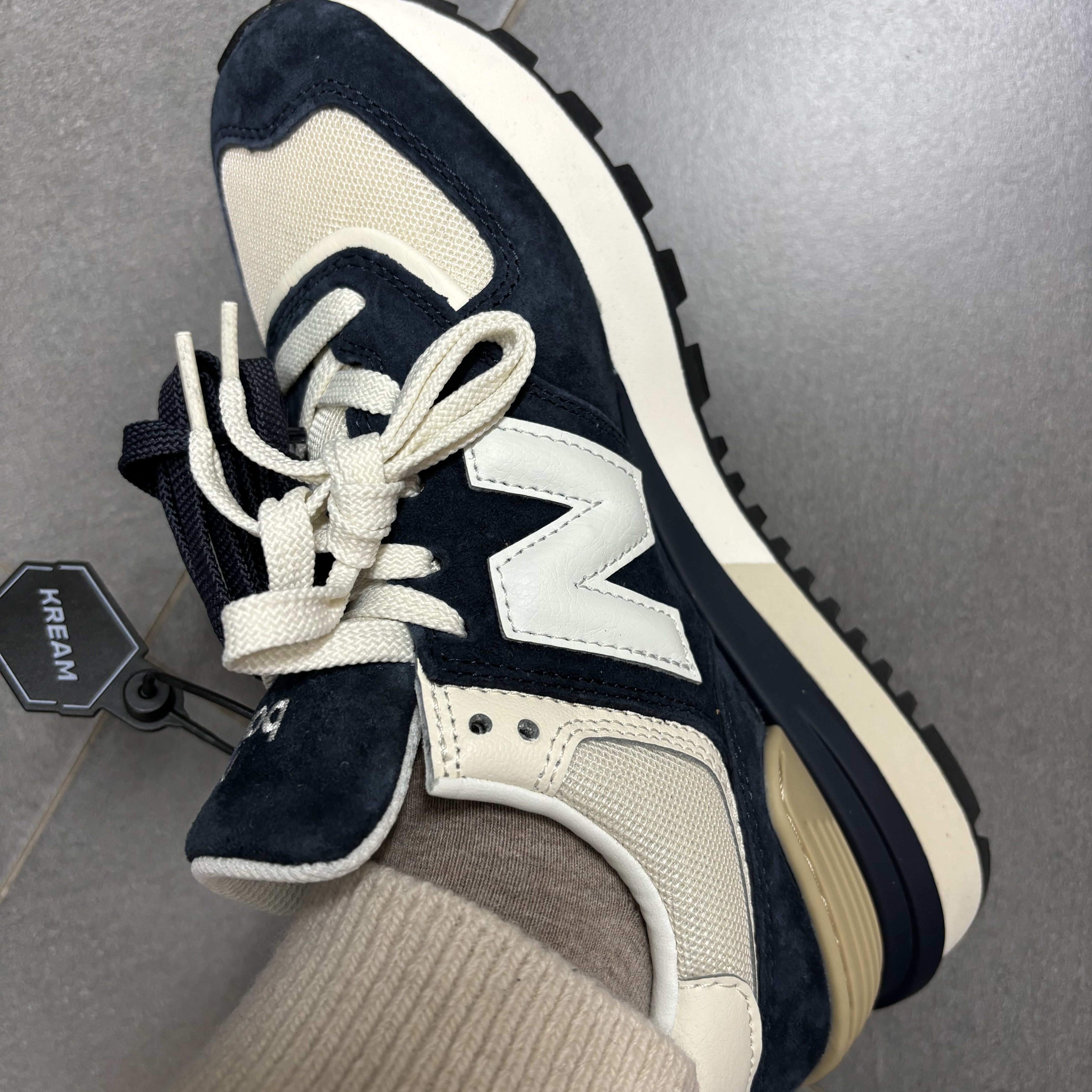 New Balance 574 Legacy Navy Blue 착용 스타일