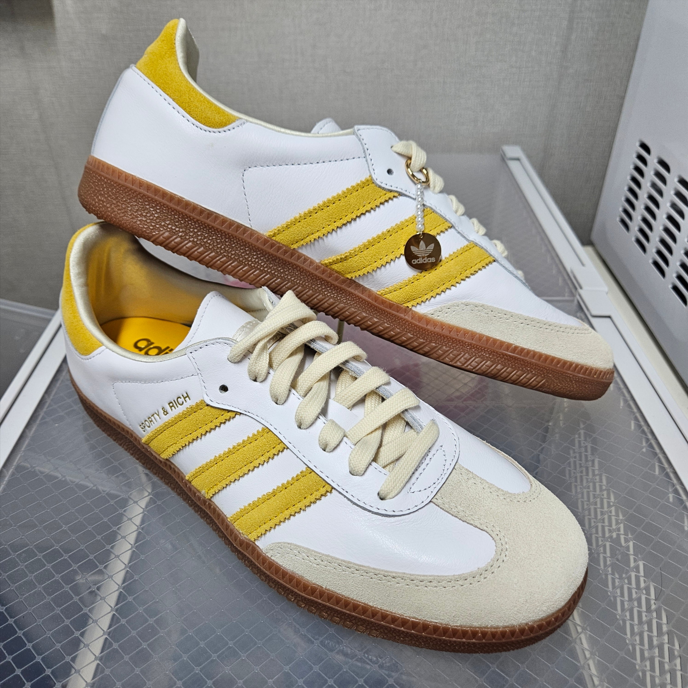 Adidas x Sporty & Rich Samba OG Cloud White Bold Gold 착용 스타일