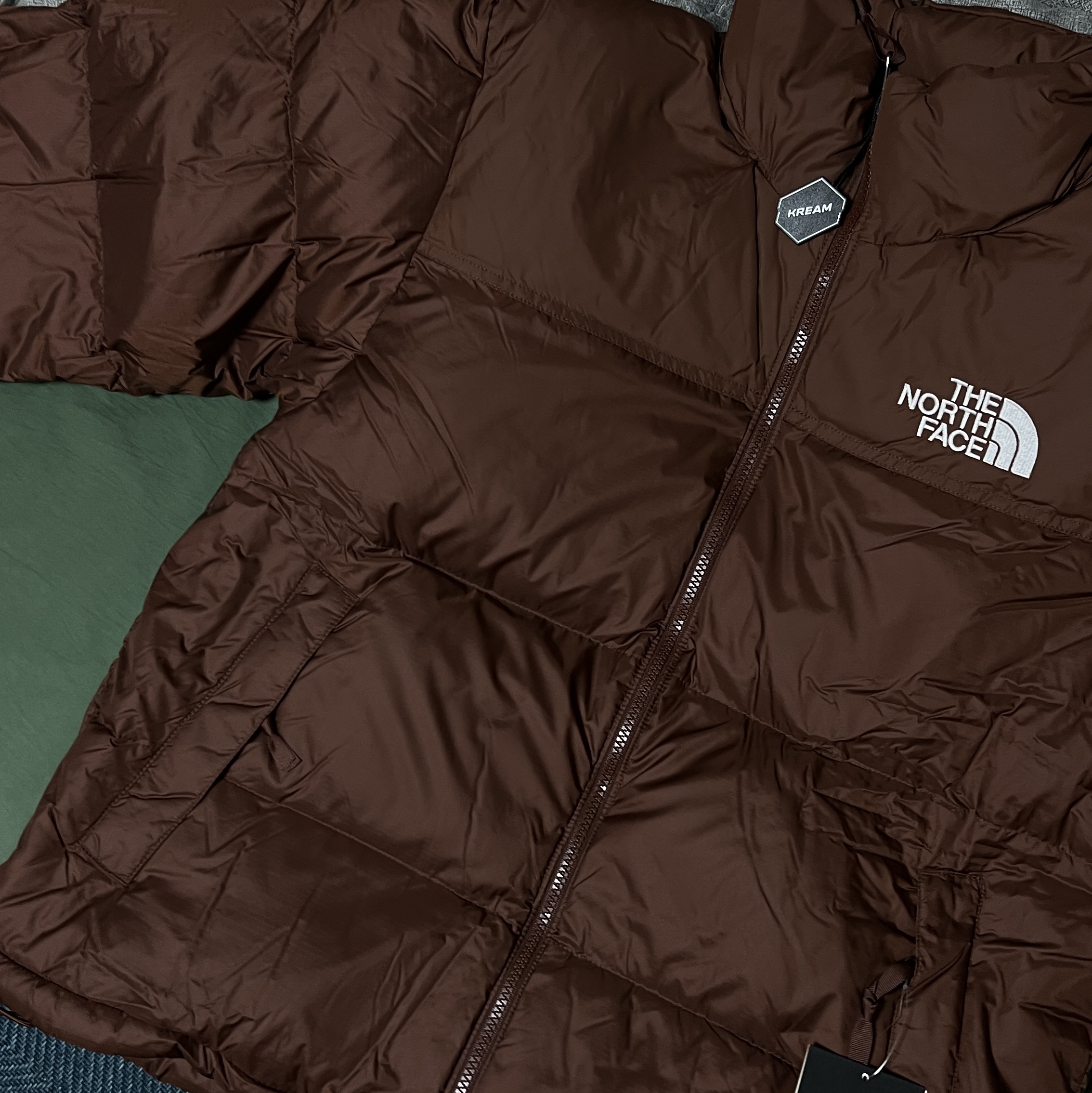 The North Face 1996 Retro Nuptse Jacket Dark Oak 착용 스타일