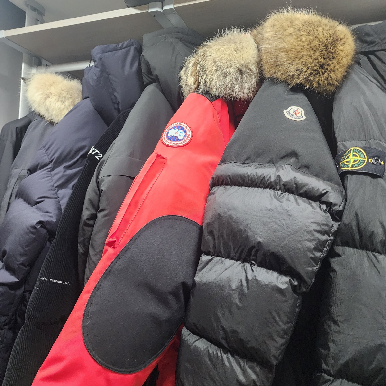 Moncler Sablettes Long Down Jacket Black - 22FW, Canada Goose Snow Mantra Parka Red 착용 스타일