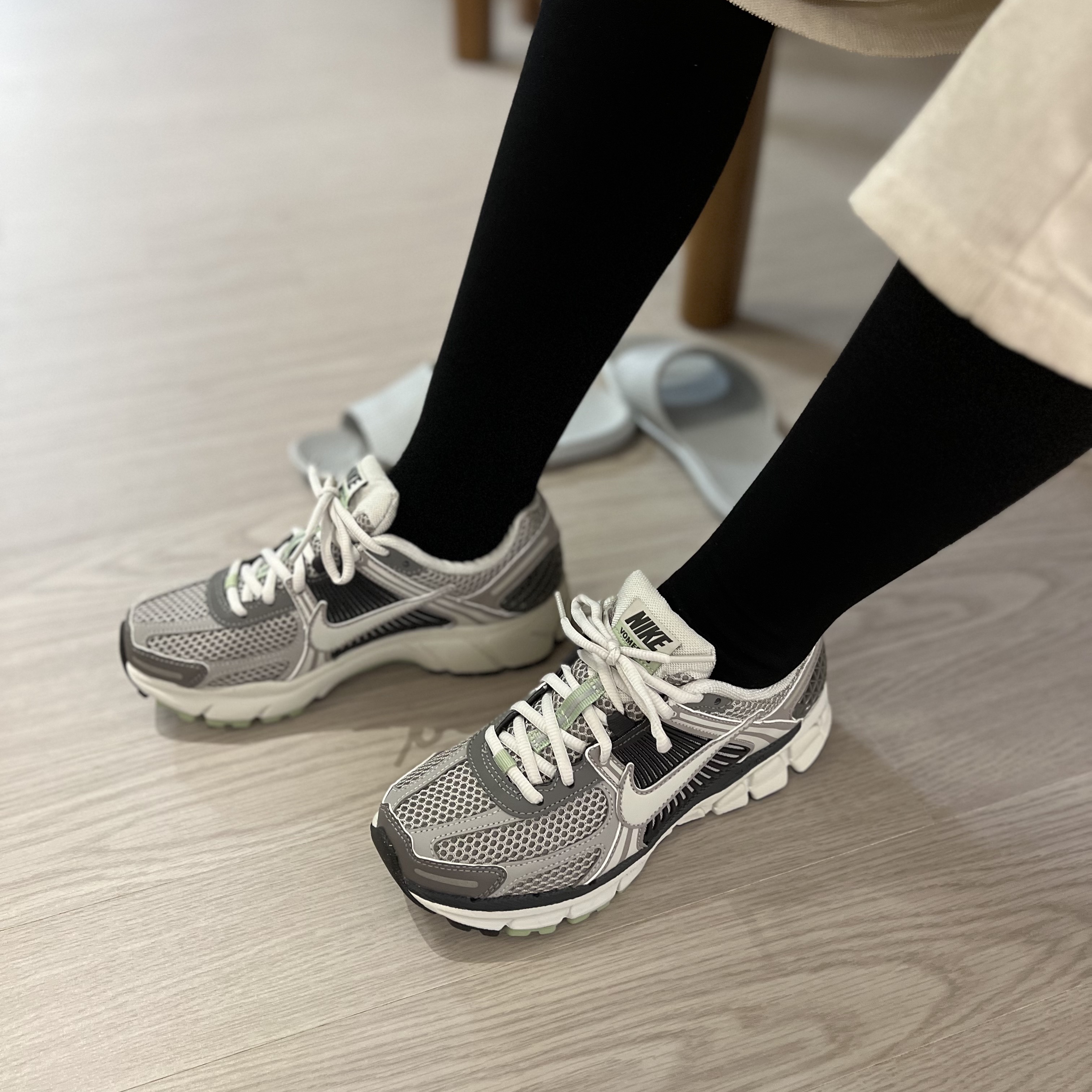 (W) Nike Zoom Vomero 5 Cobblestone and Flat Pewter 착용 스타일