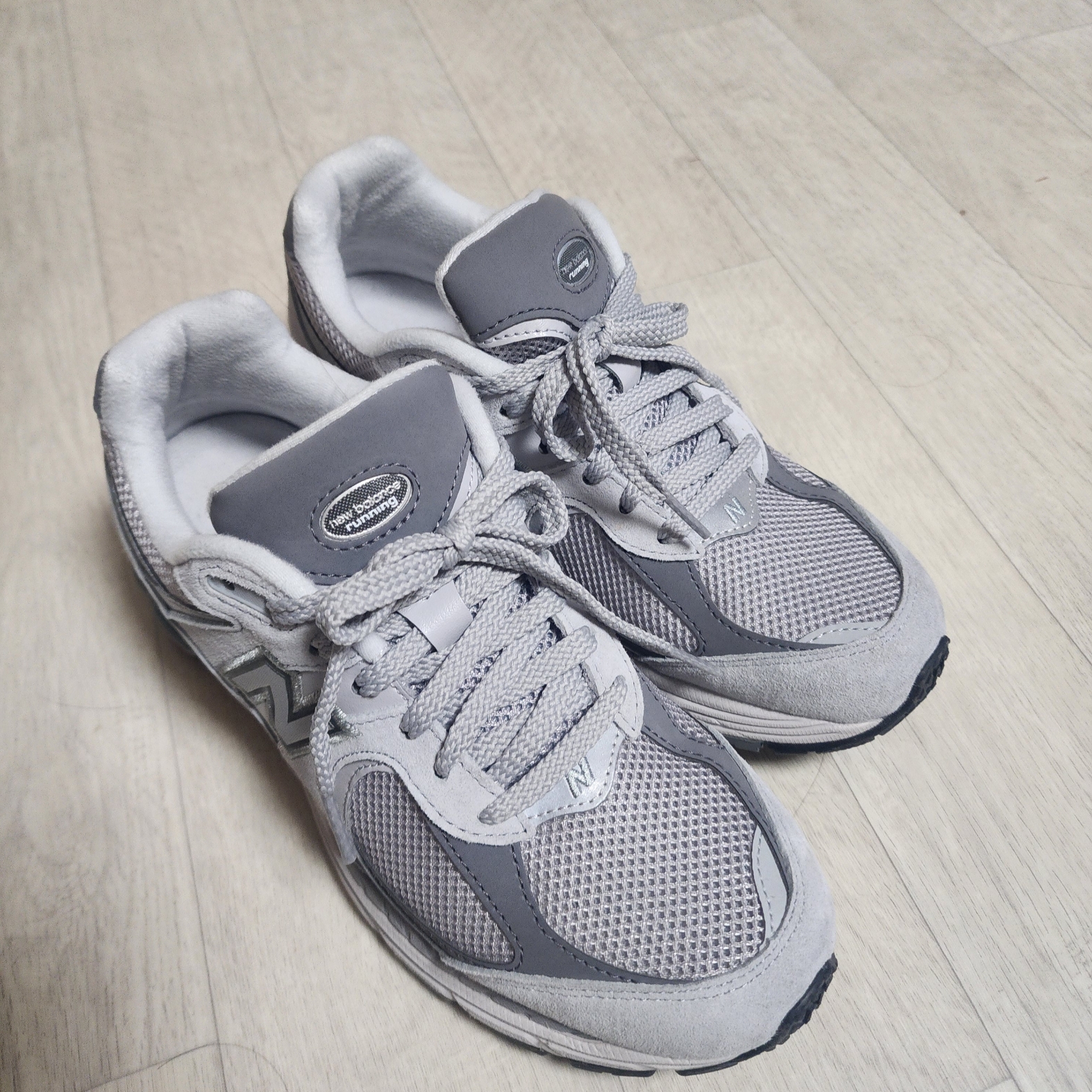 New Balance 2002R T2 Gray 착용 스타일 - 2