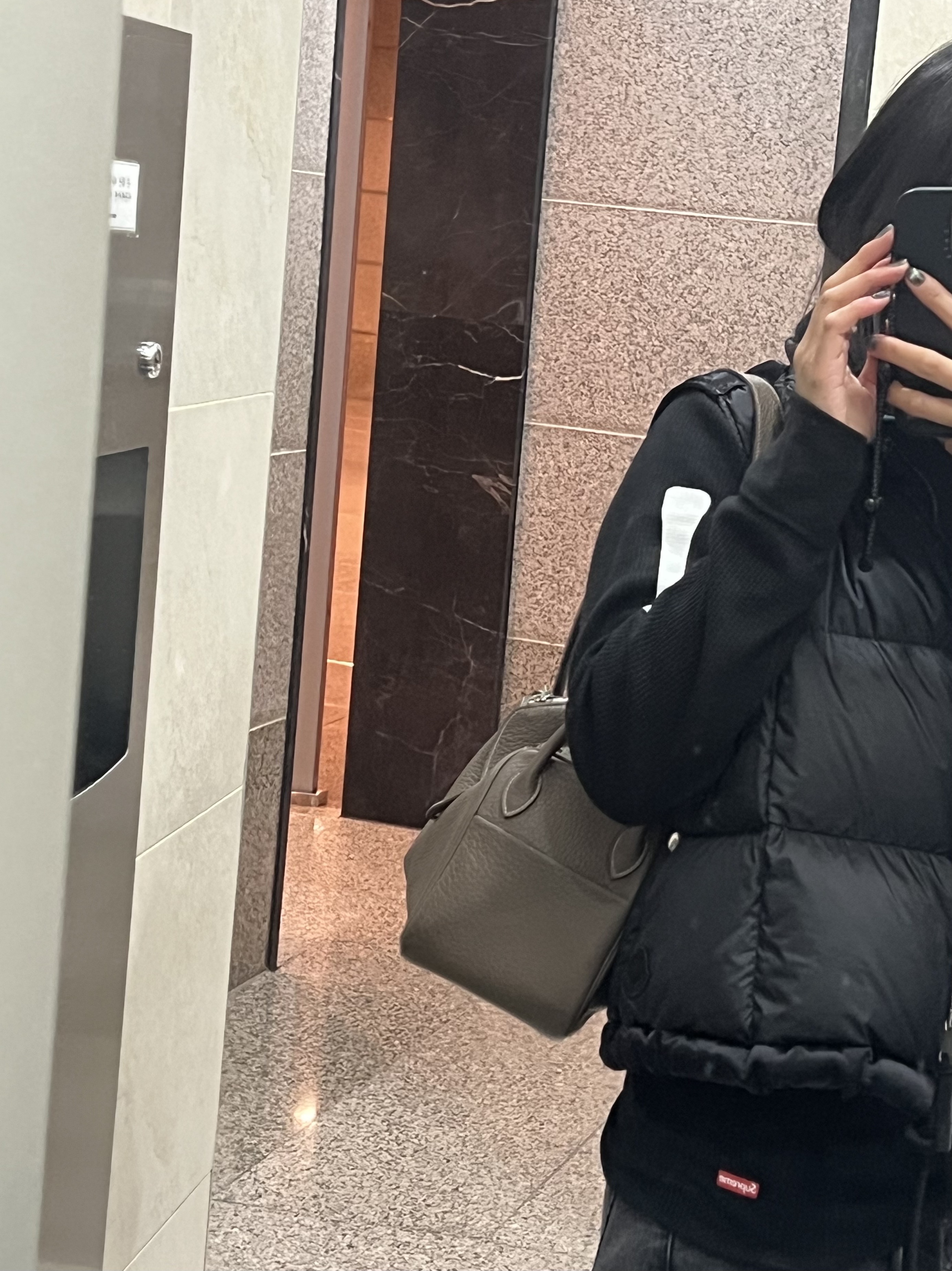 Hermes Lindy 30 Bag Clemence & Palladium Etoupe, Supreme Hanes Bones Thermal Crew Black (1 Pack) 착용 스타일 - 3