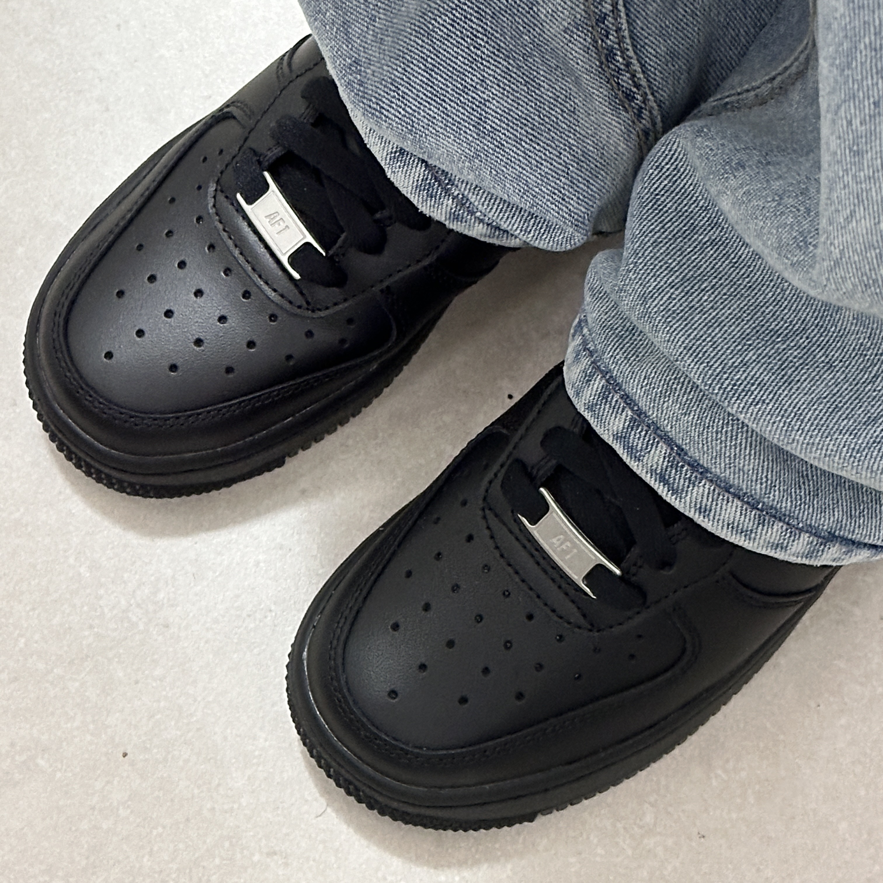 (W) Nike Air Force 1 '07 Low Triple Black 착용 스타일
