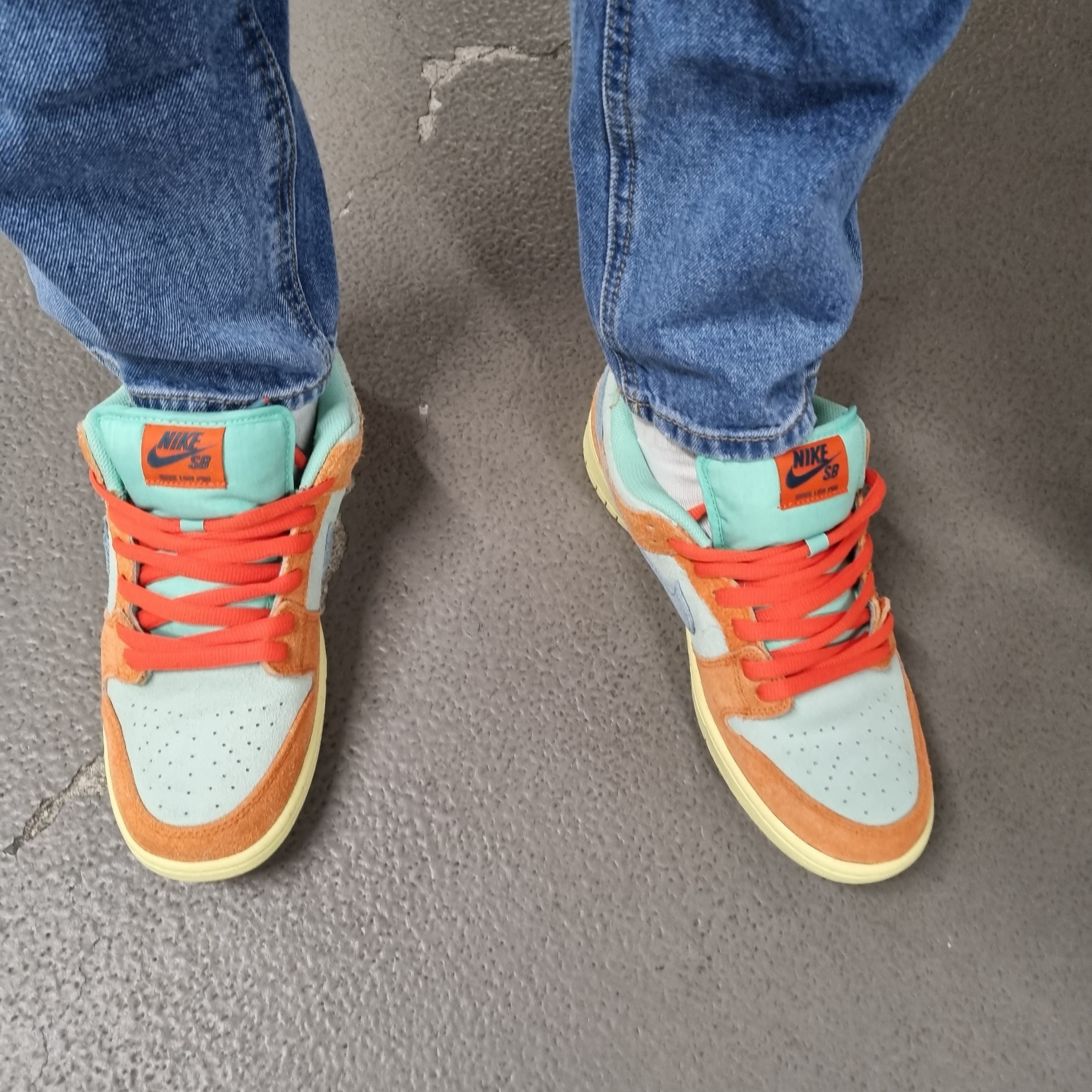 Nike SB Dunk Low Pro Premium Orange and Emerald Rise 착용 스타일