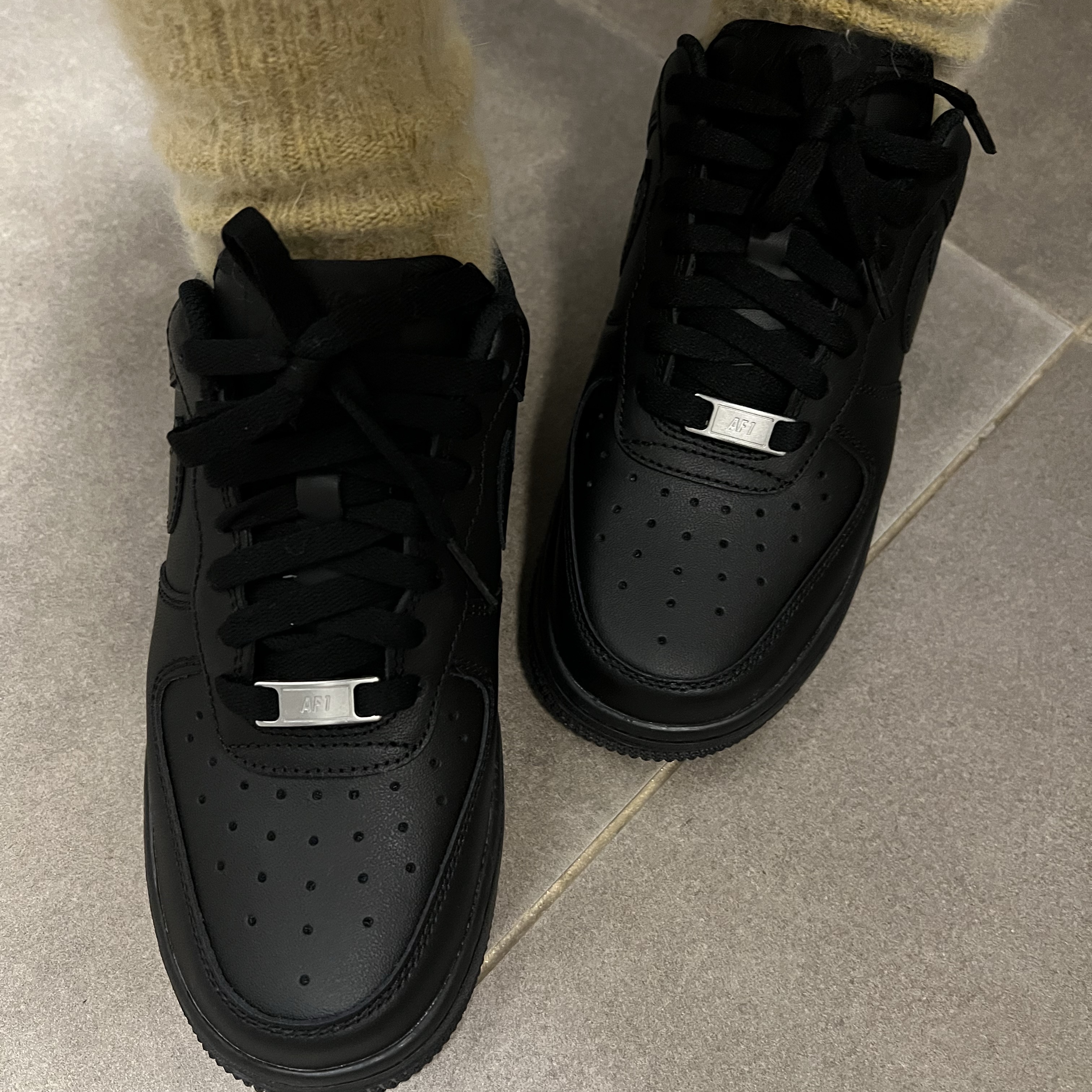 (W) Nike Air Force 1 '07 Low Triple Black 착용 스타일 - 2