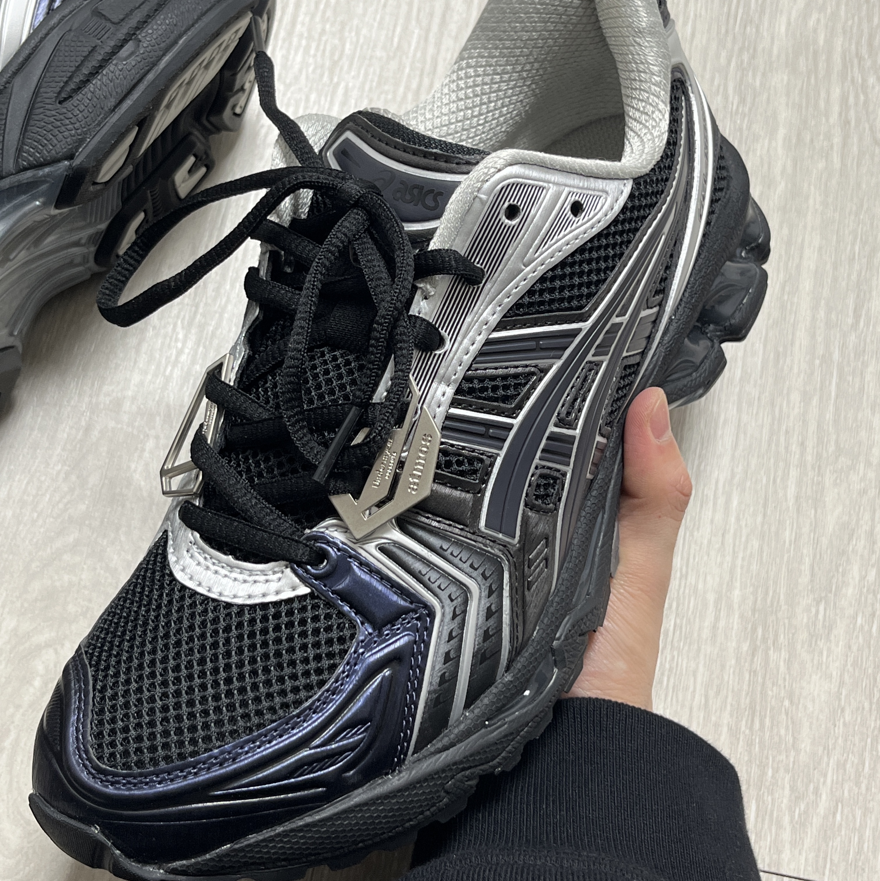 Asics x Atmos x Undermycar Gel-Kayano 14 Black Pure Silver 착용 스타일 - 2