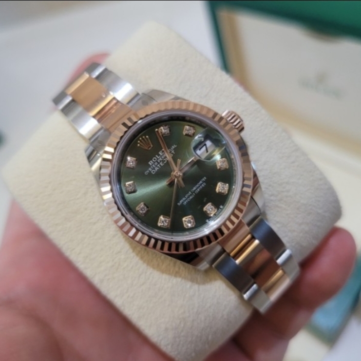 Rolex Lady-Datejust 28mm 279171 Olive Green Diamond-Set Oyster 착용 스타일