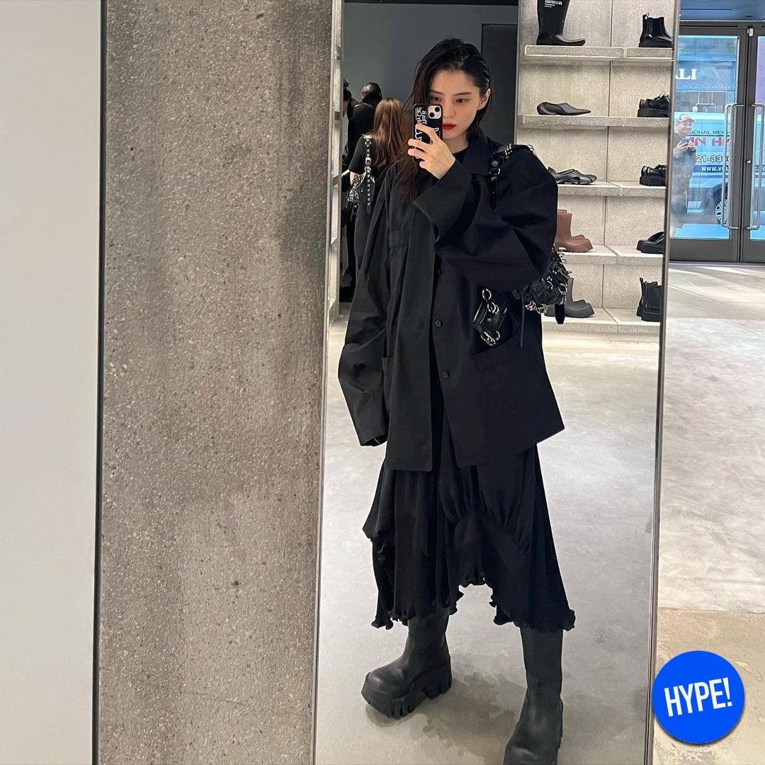 Dior Mini Lady Bag Black Cannage Cotton Micropearl Embroidery, Balenciaga Arena Lambskin Le Cagole XS Shoulder Bag Black 착용 스타일 - 4