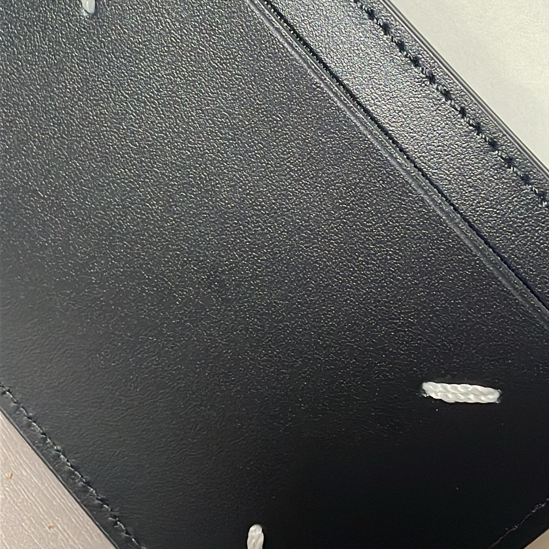 Maison Margiela Four Stitch Card Holder Black 착용 스타일 - 2
