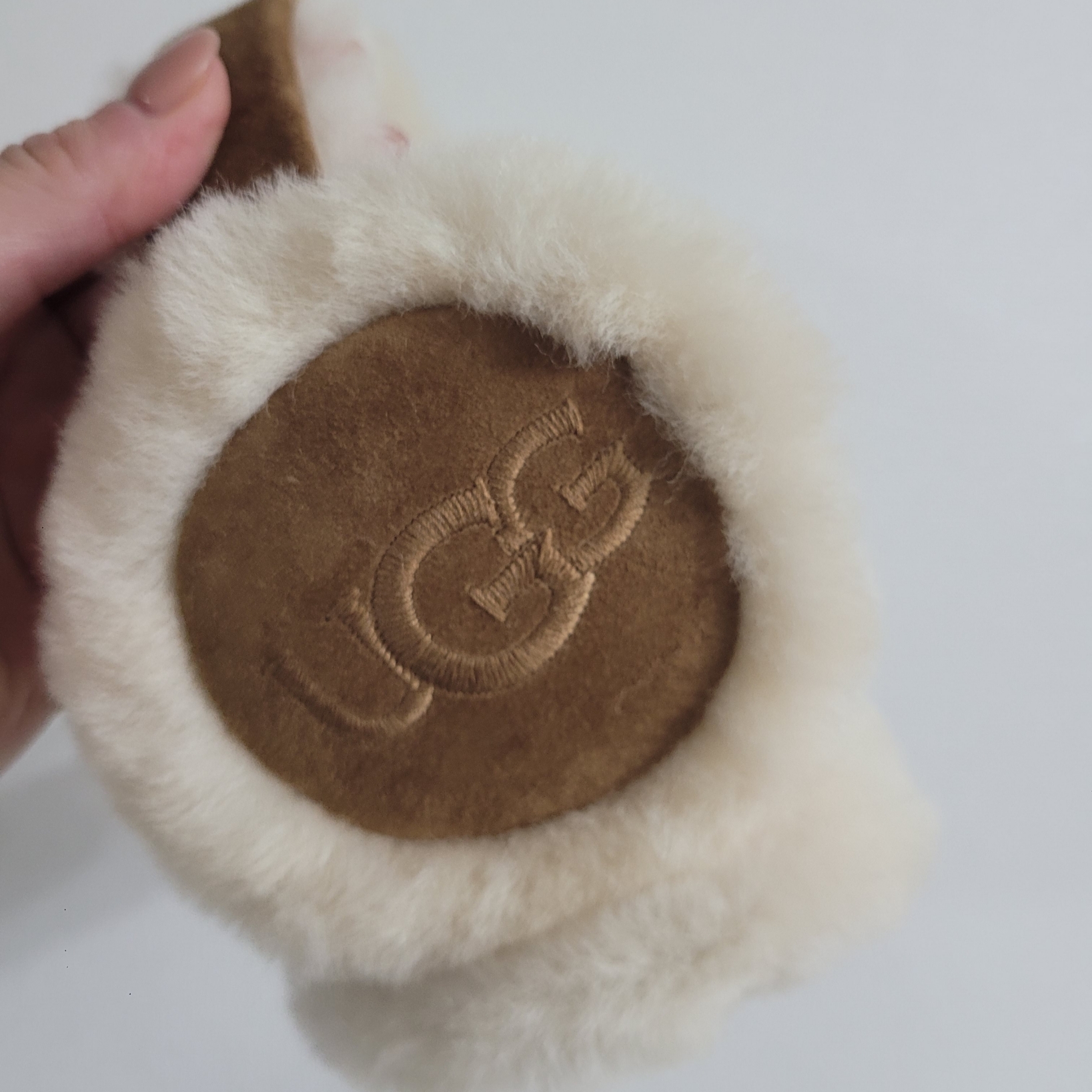 (W) UGG Embroidered Logo Earmuff Chestnut 착용 스타일 - 1