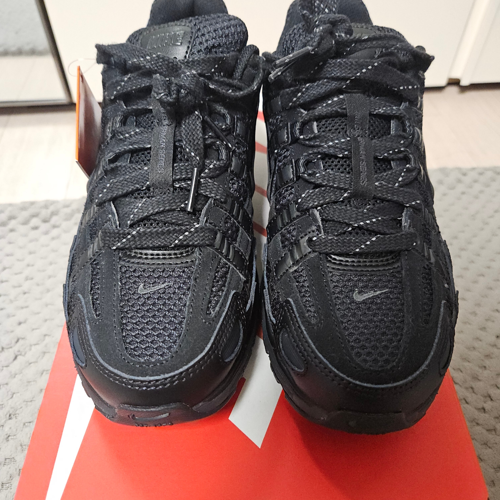 Nike P-6000 PRM Triple Black 착용 스타일 - 1