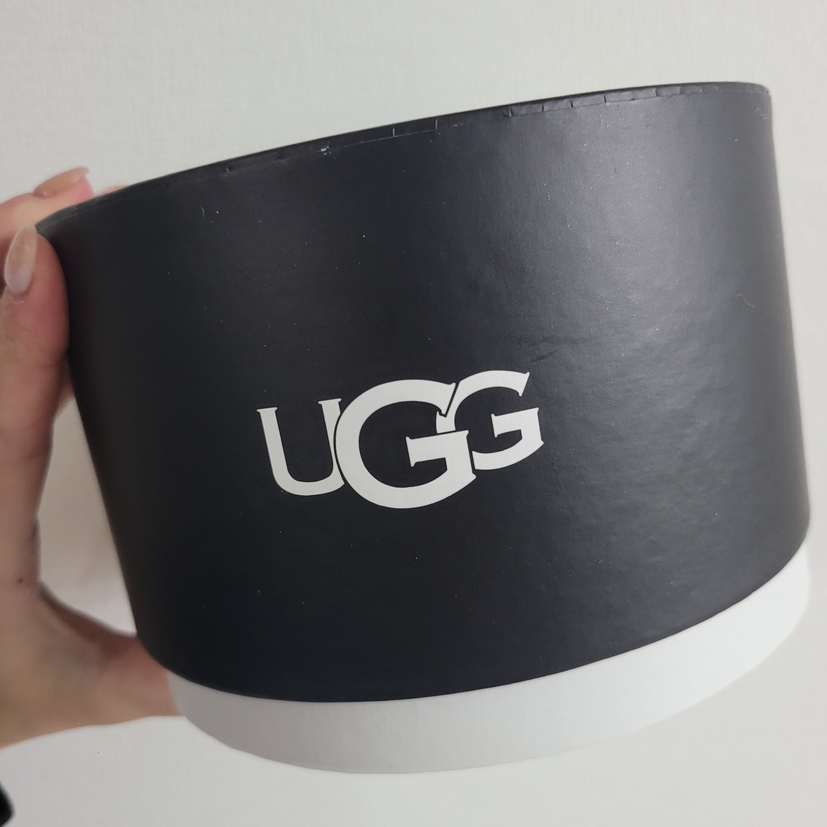 (W) UGG Embroidered Logo Earmuff Chestnut 착용 스타일 - 3