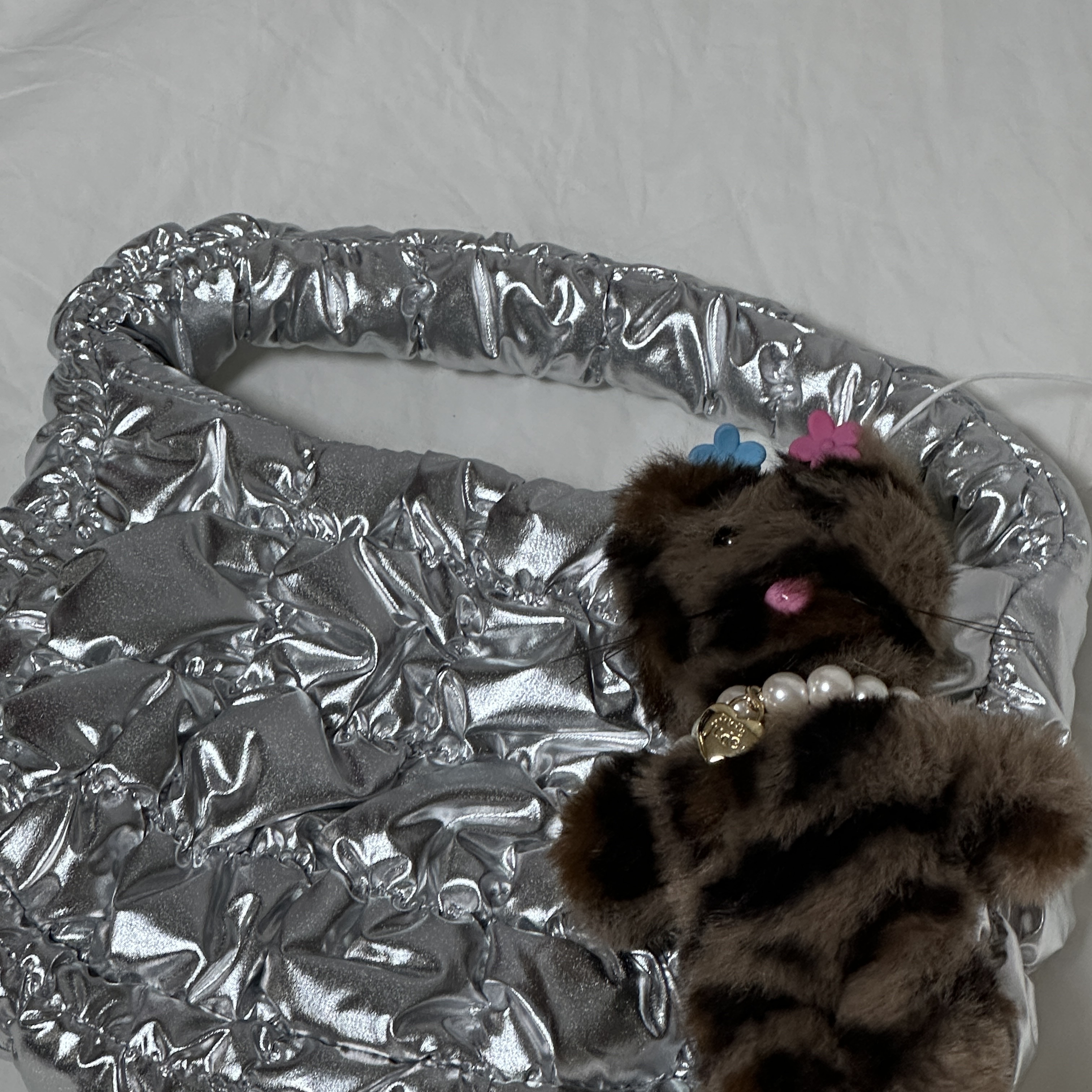 COS Quilted Micro Bag Silver 착용 스타일 - 1