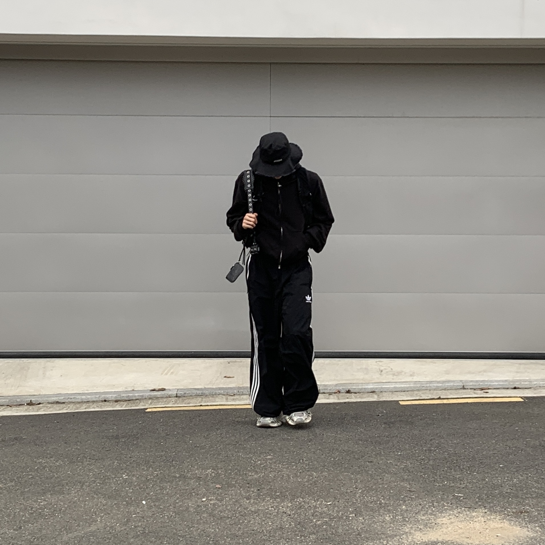 Jacquemus Le Bob Artichaut Bucket Hat Black, Balenciaga 3XL Sneakers Worn Out Light Beige 착용 스타일 - 4